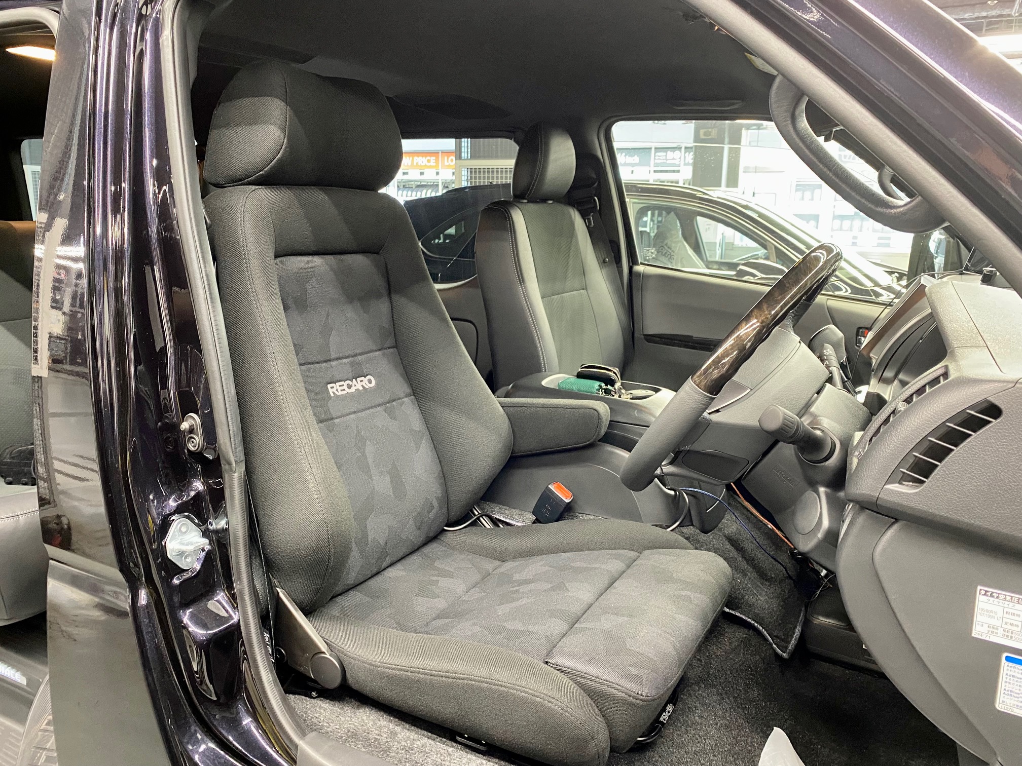 ハイエースにRECARO | A PIT AUTOBACS