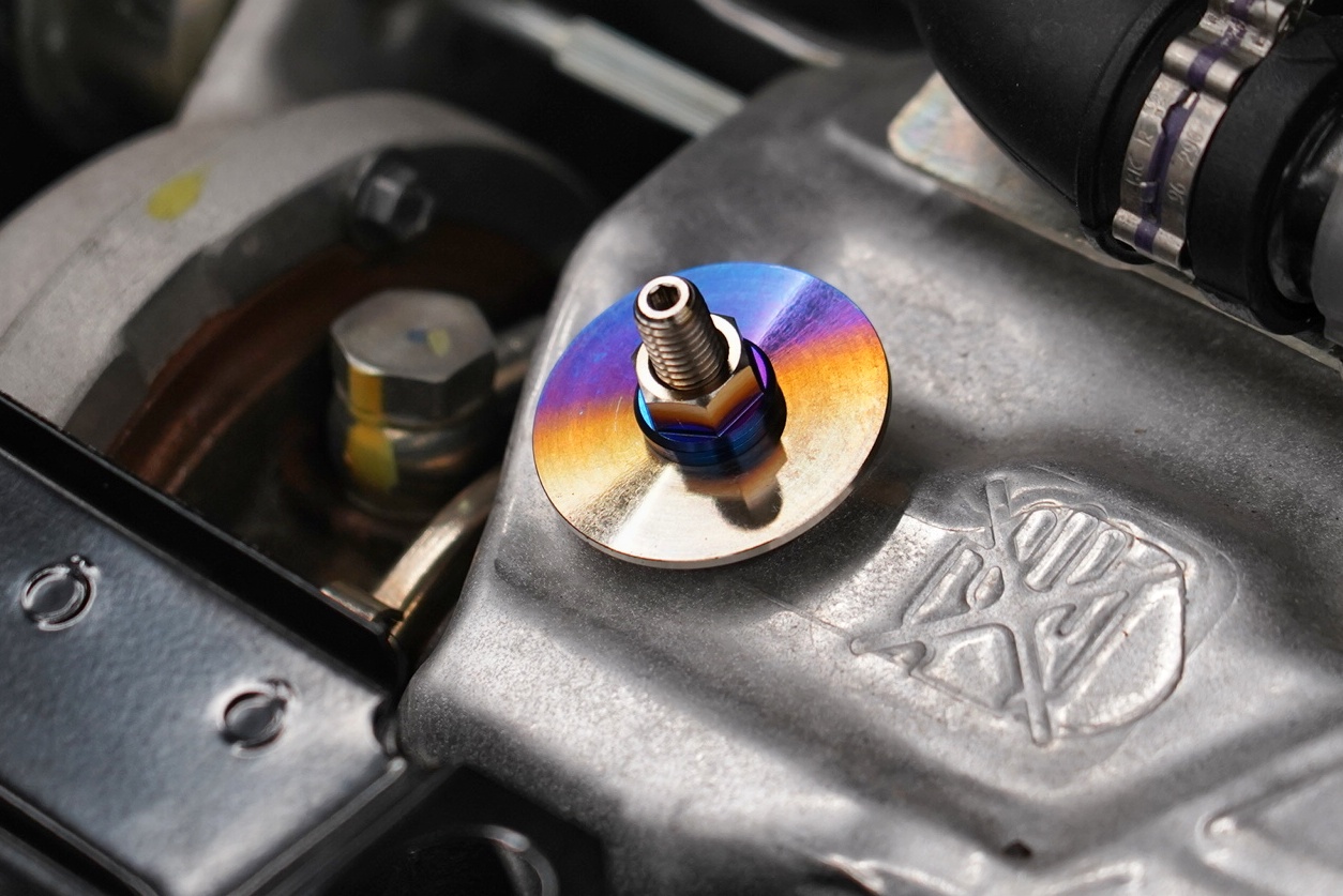 ABARTH595にAPITチタンボルト4点取付 | A PIT AUTOBACS