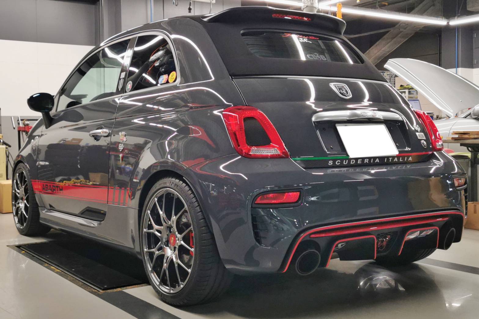 ABARTH695Cにラヴォーノストラットブレース