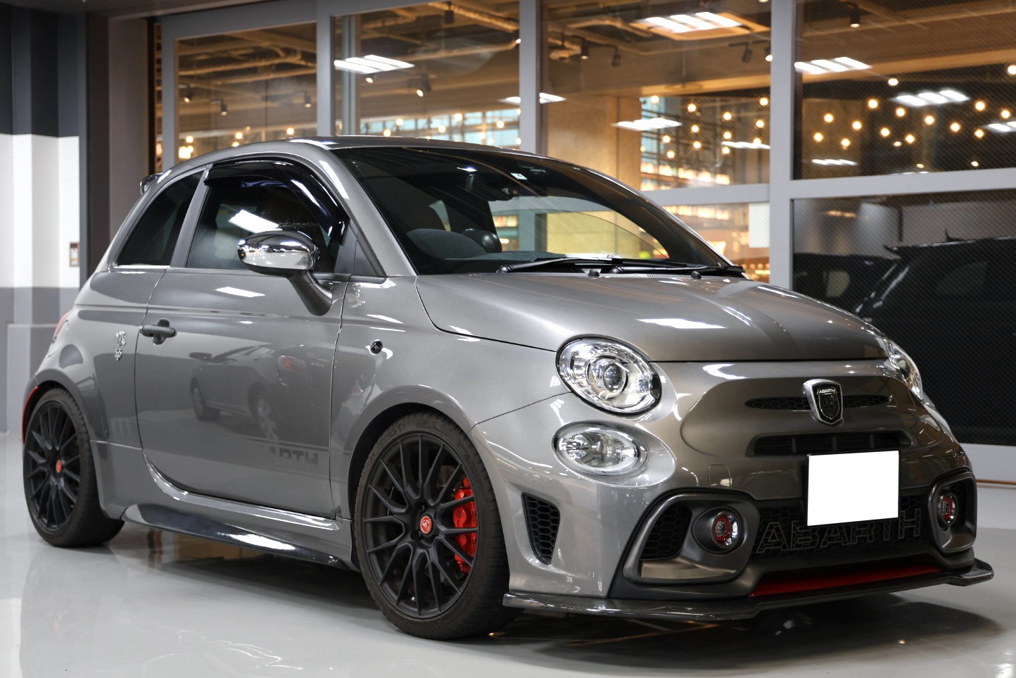 アバルト595にsforza カーボンサイドスカート | A PIT AUTOBACS