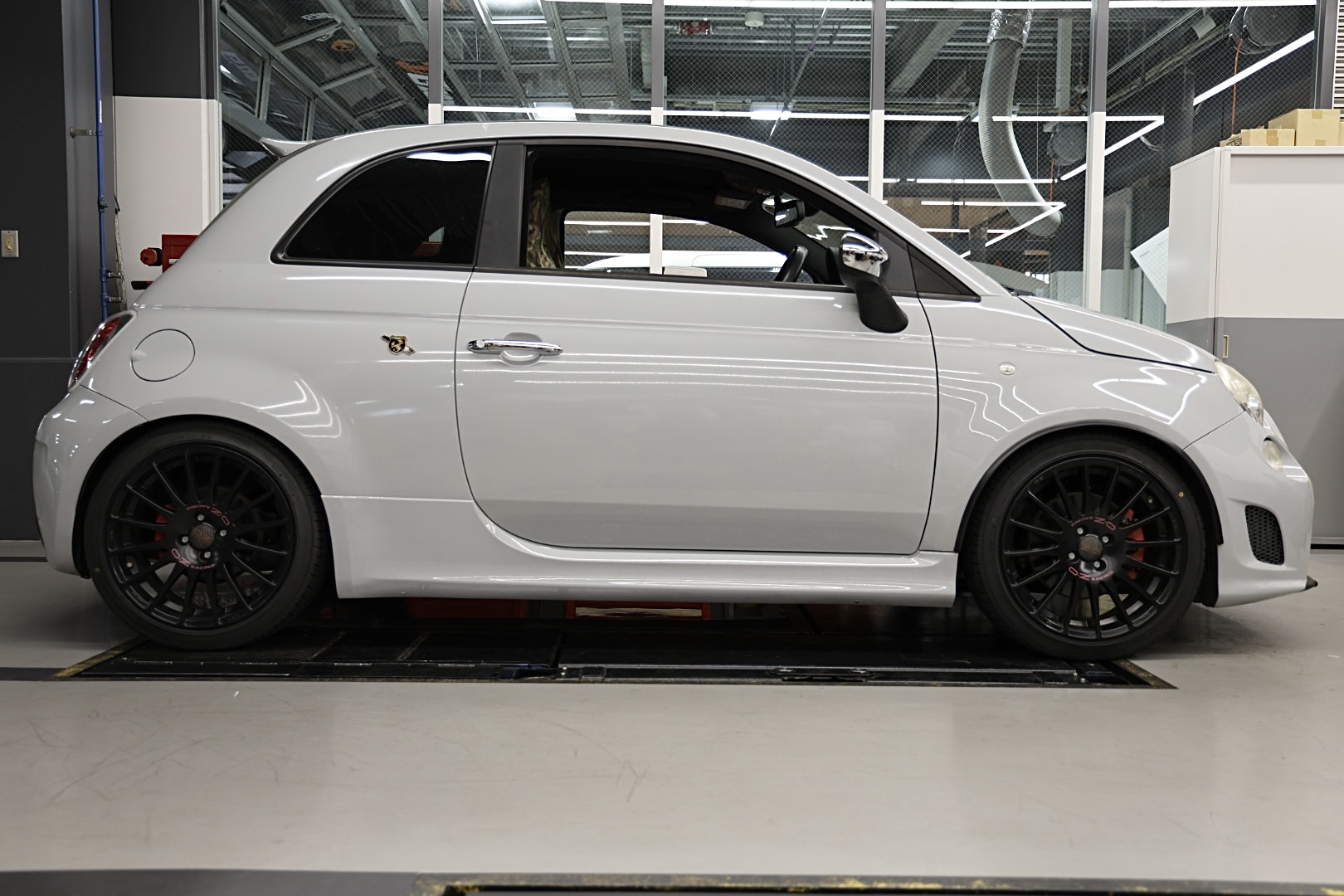 ABARTH595 × BLITZ製ZZ-R ダンパー装着