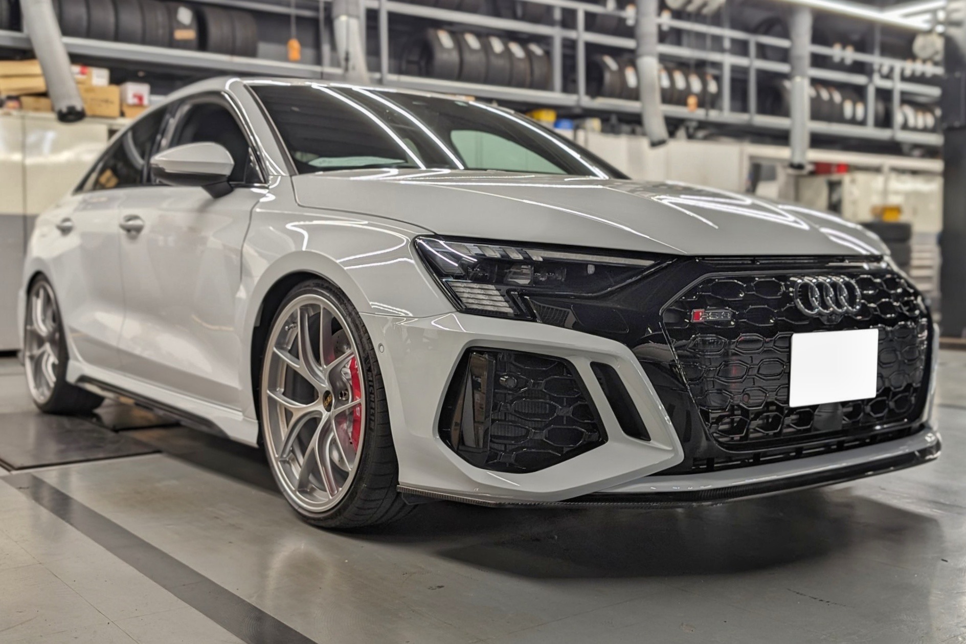 AUDI RS3xRECAROスポーツスター