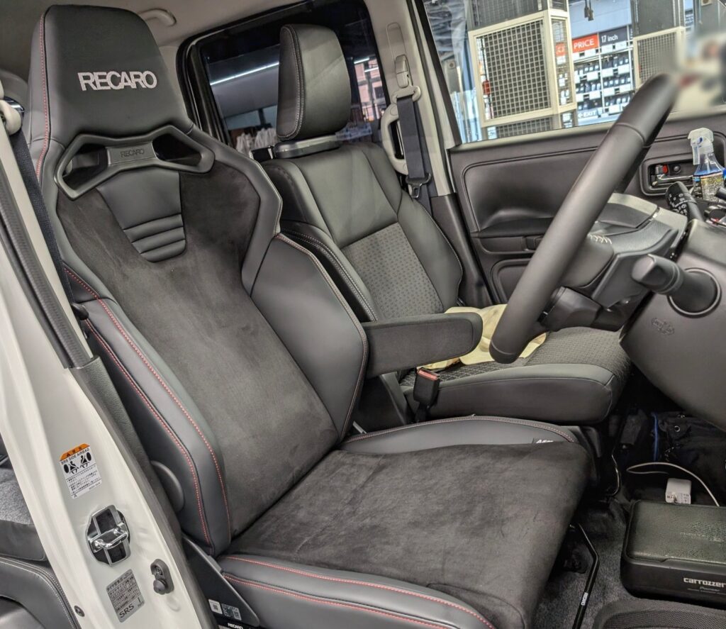 スペーシアカスタムにRECARO SR-C ASM LIMITED A/R | A PIT AUTOBACS
