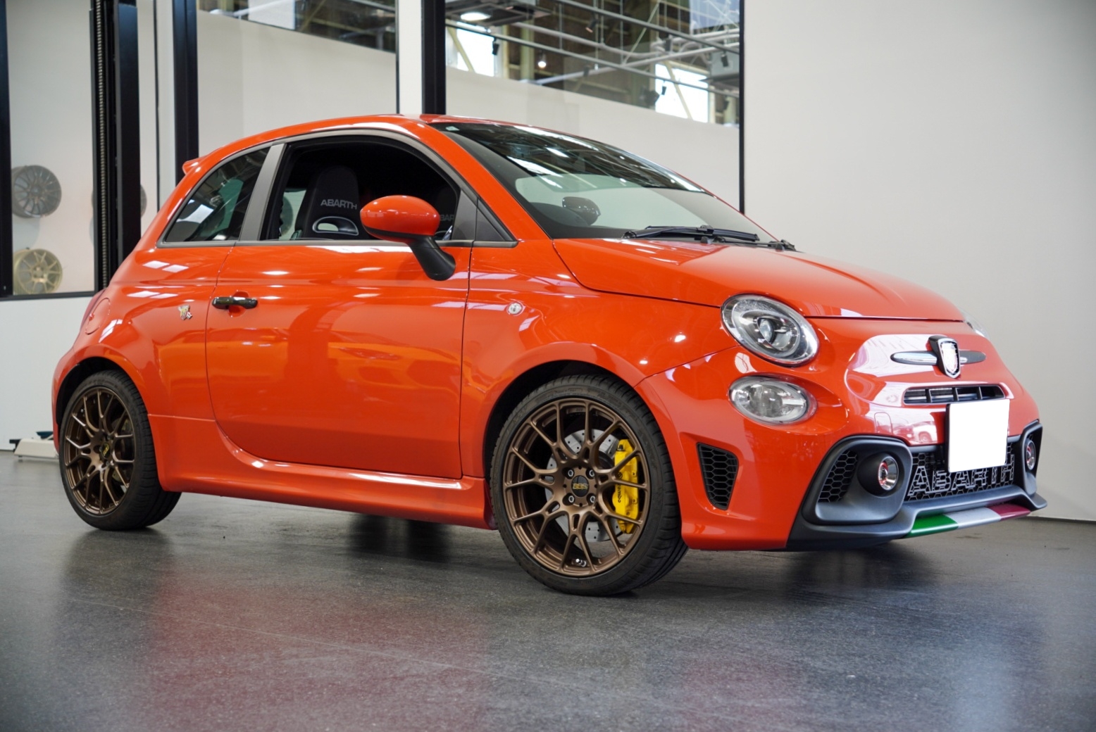 ABARTH695×GRU IS701 APIT PERFORMANCE BRONZE | A PIT AUTOBACS