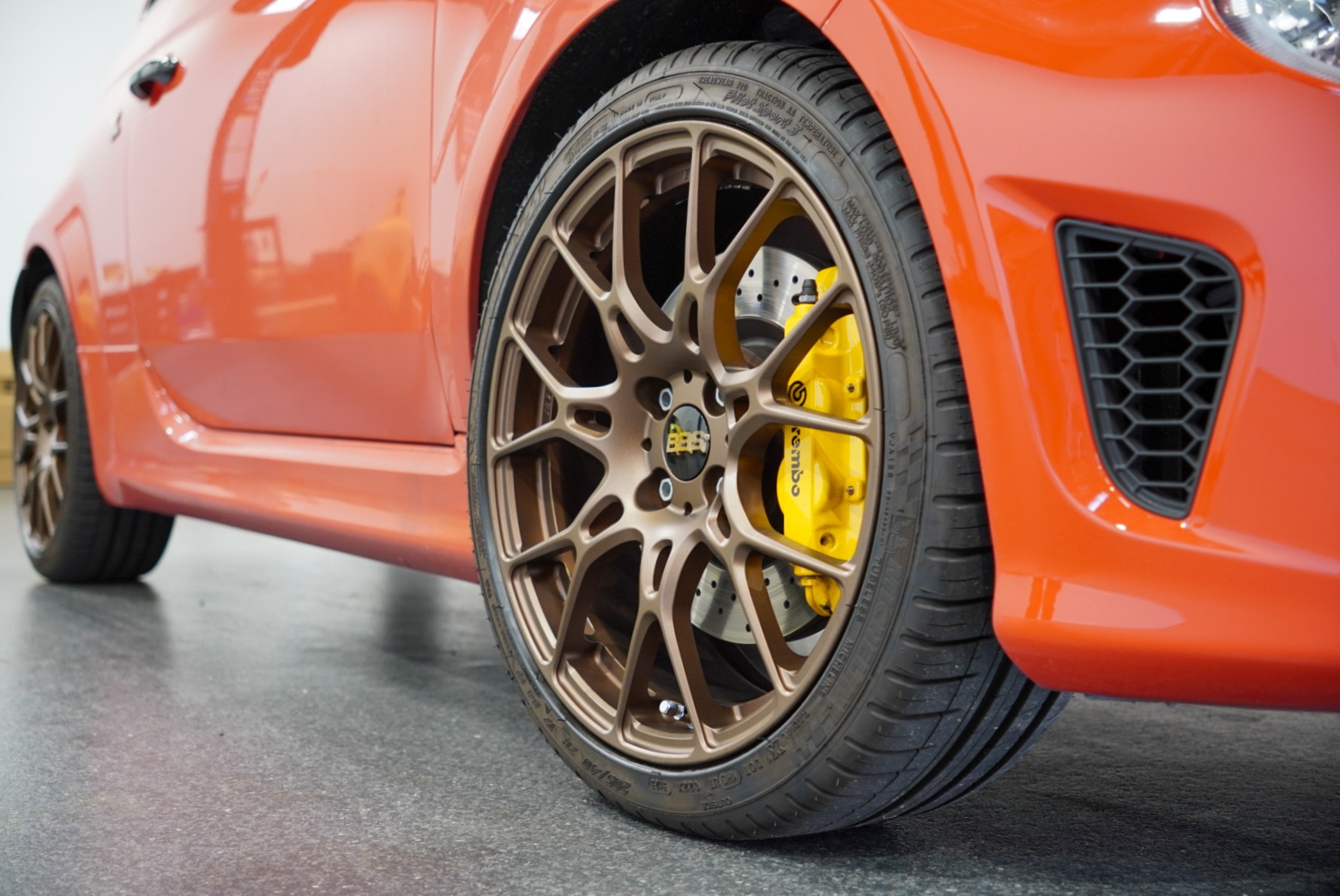 ABARTH695×GRU IS701 APIT PERFORMANCE BRONZE | A PIT AUTOBACS