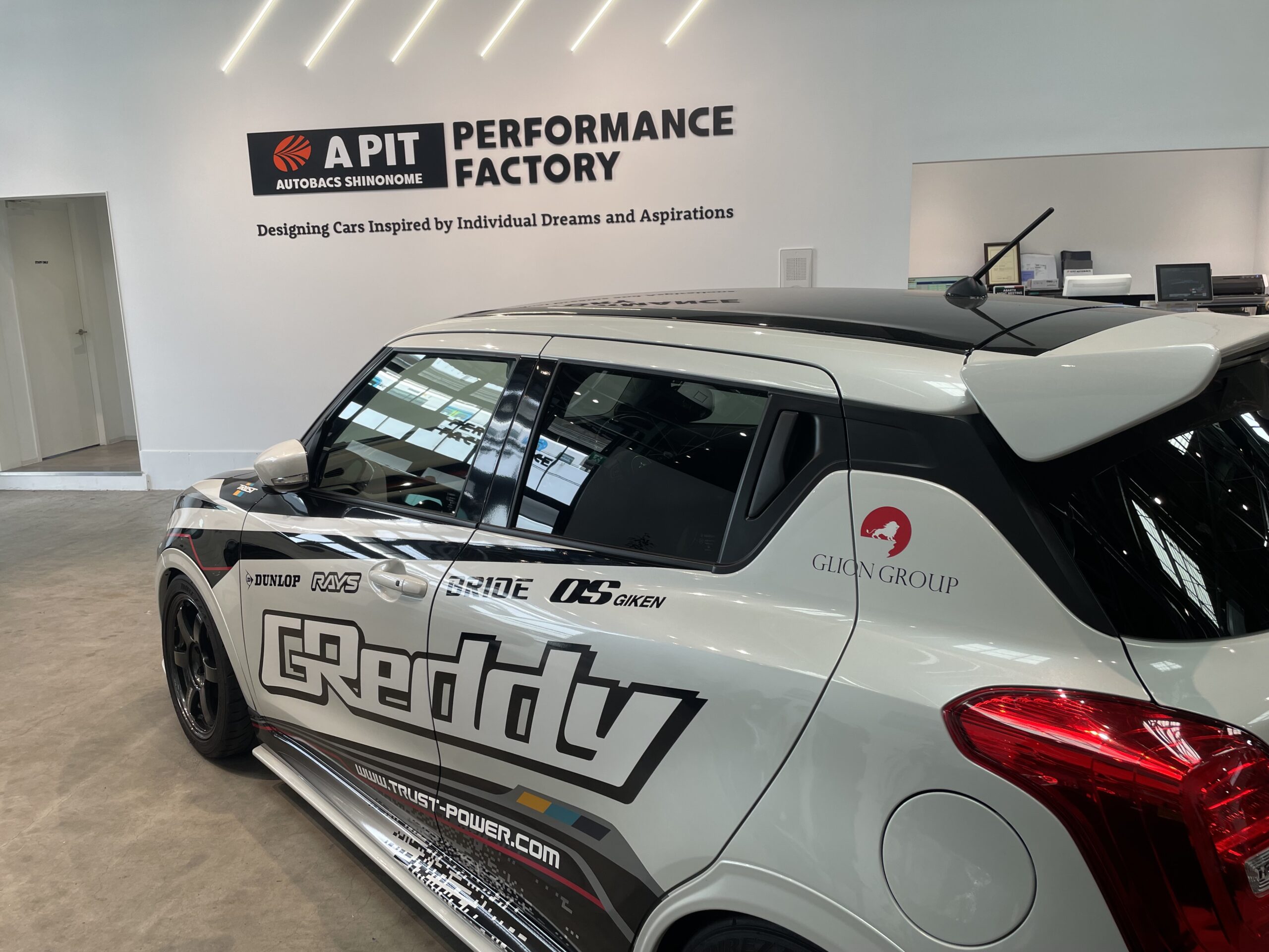 TRUST デモカー ZC33Sスイフトスポーツ展示