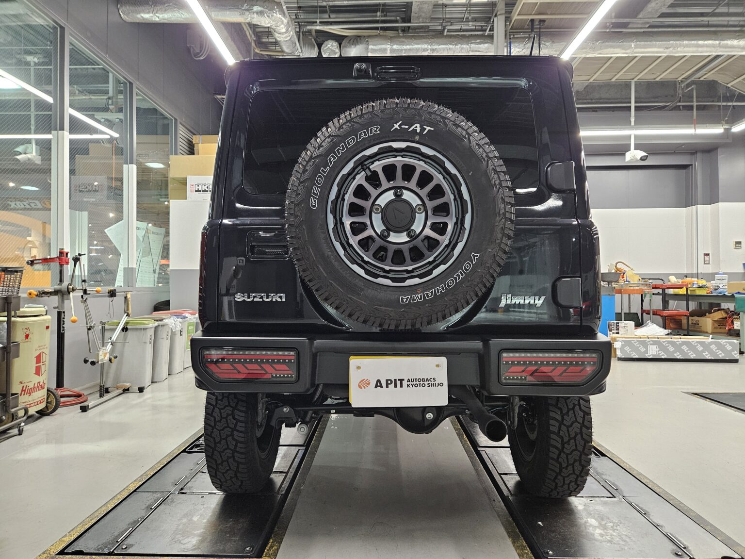 JB64 JIMNY × Showa-GARAGE 前後バンパー＆テールレンズ＆スペアタイヤ移動キット | A PIT AUTOBACS