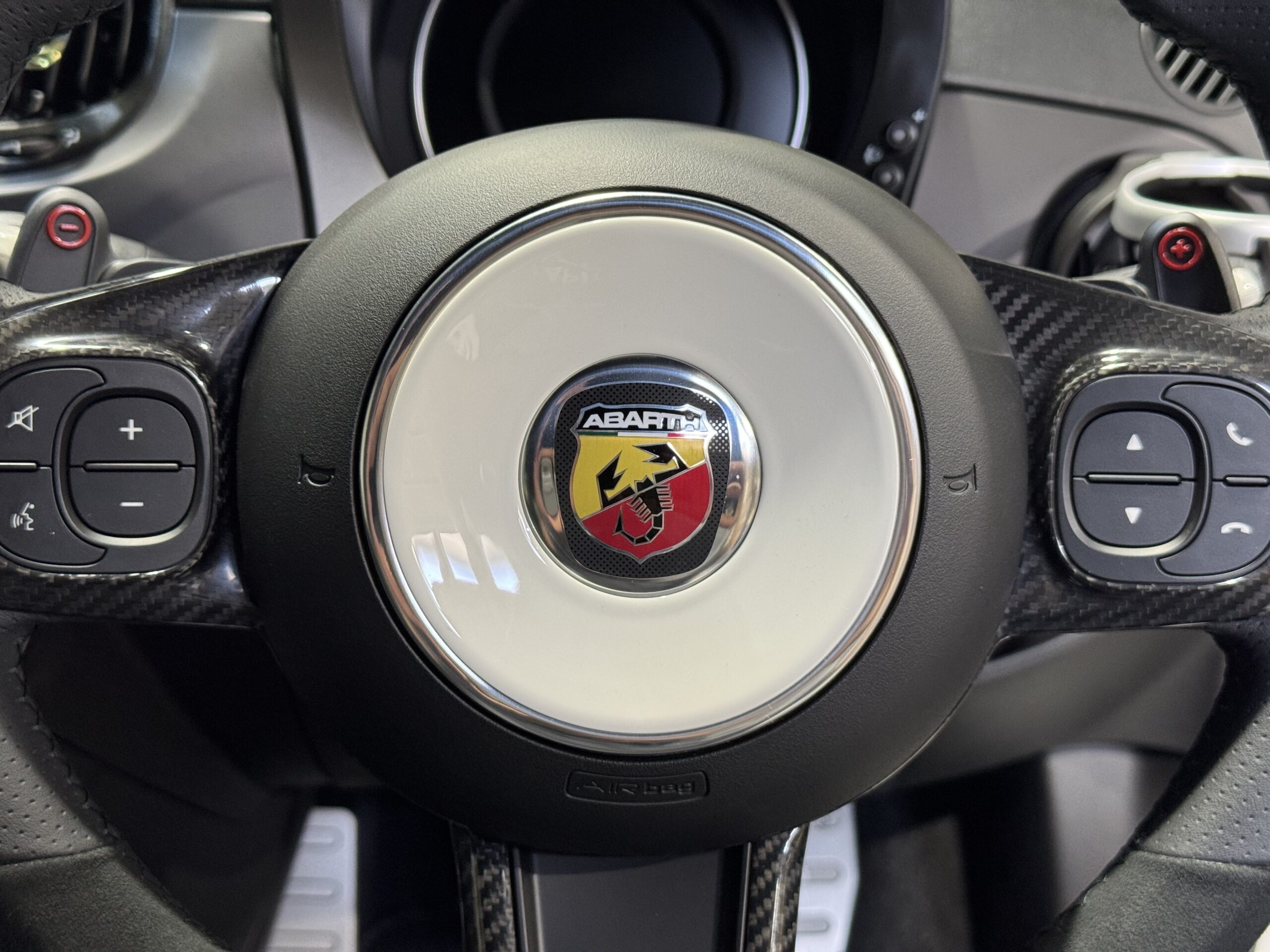 ABARTH695 EVE DESIGNでドレスアップ