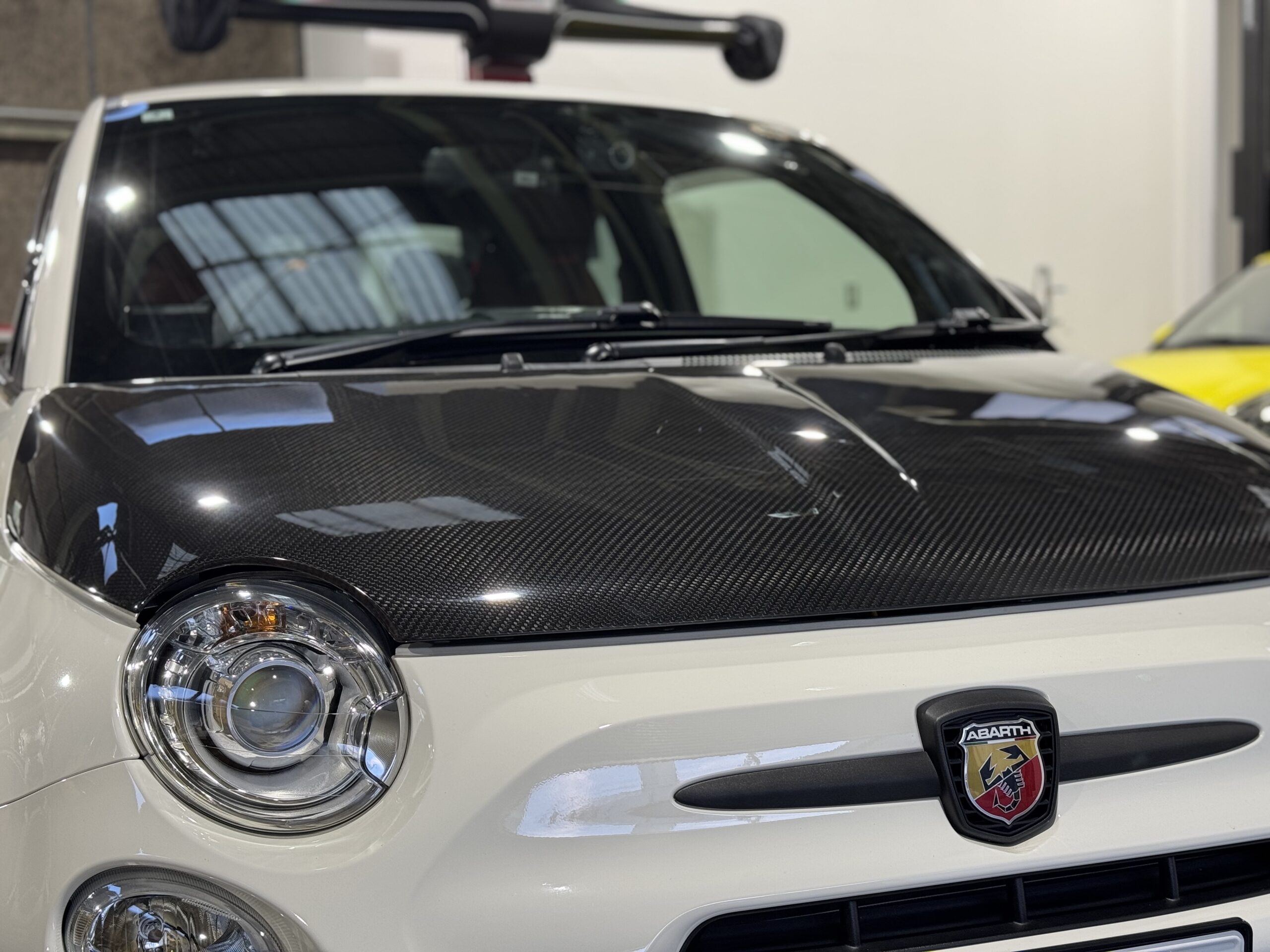ABARTH595 カーボンボンネット取付けでドレスアップ