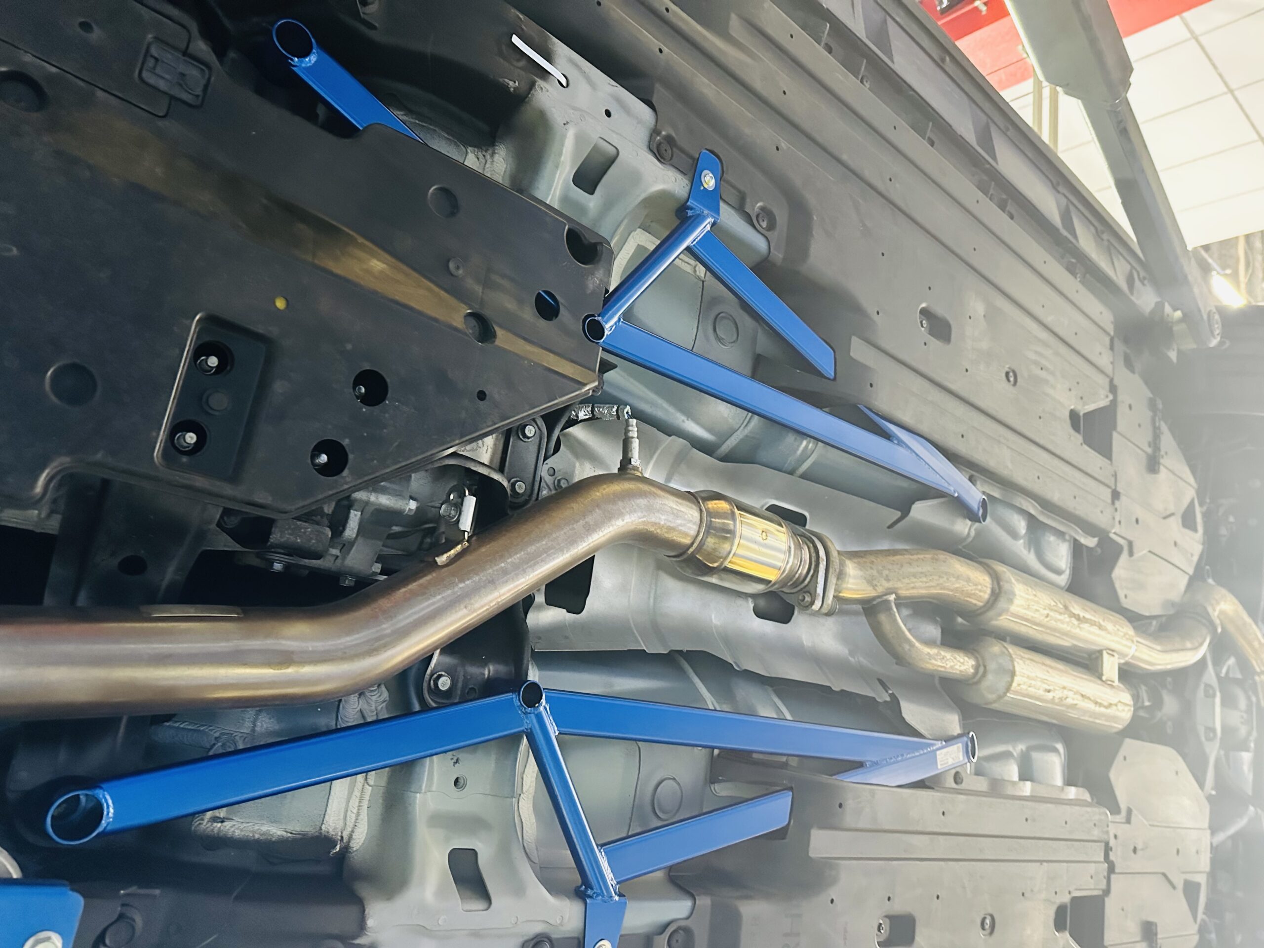 WRX STIにCUSCOブレス取り付け