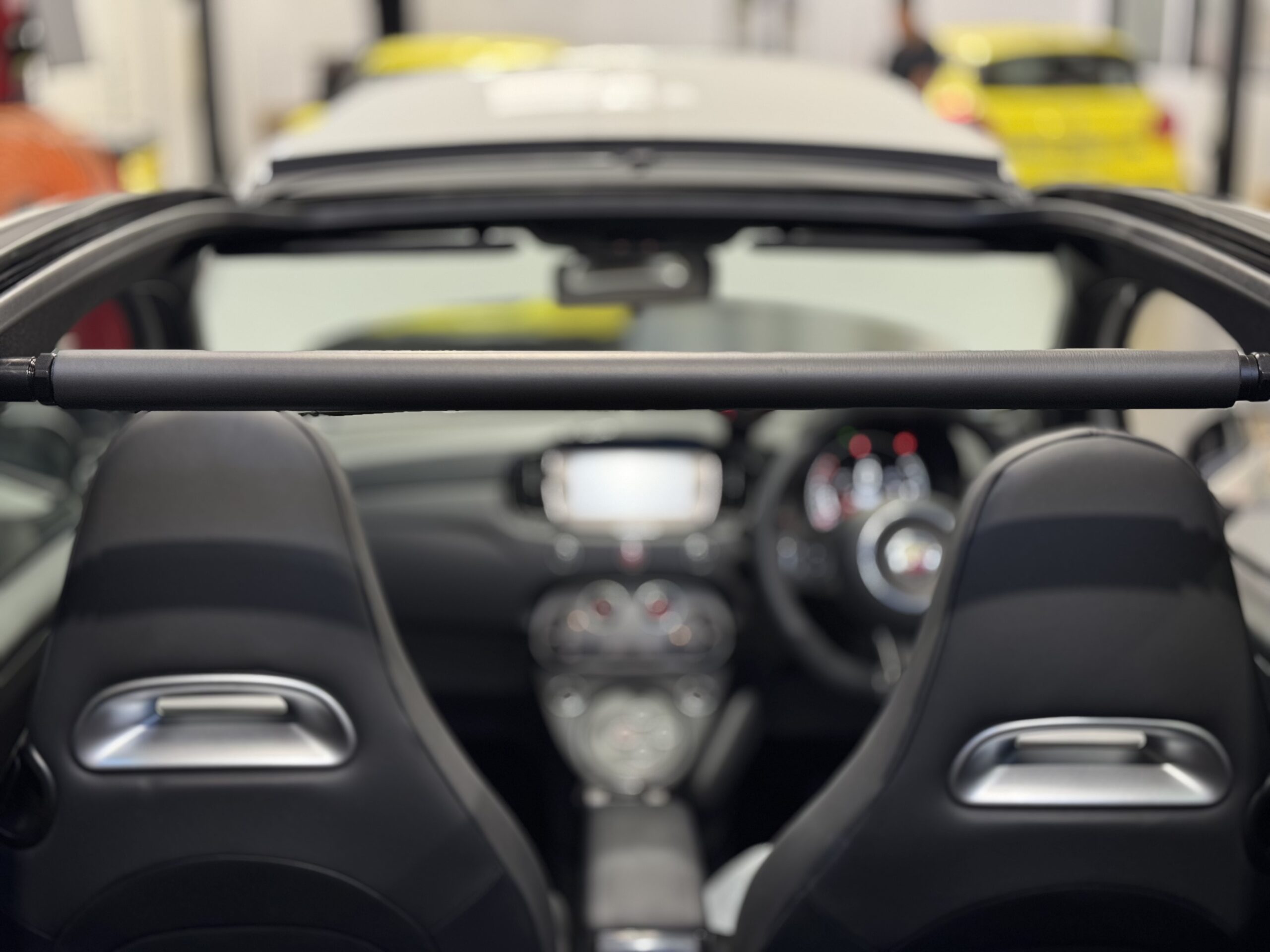 ABARTH 695C 19オートデザイン ルーフTバー取付け