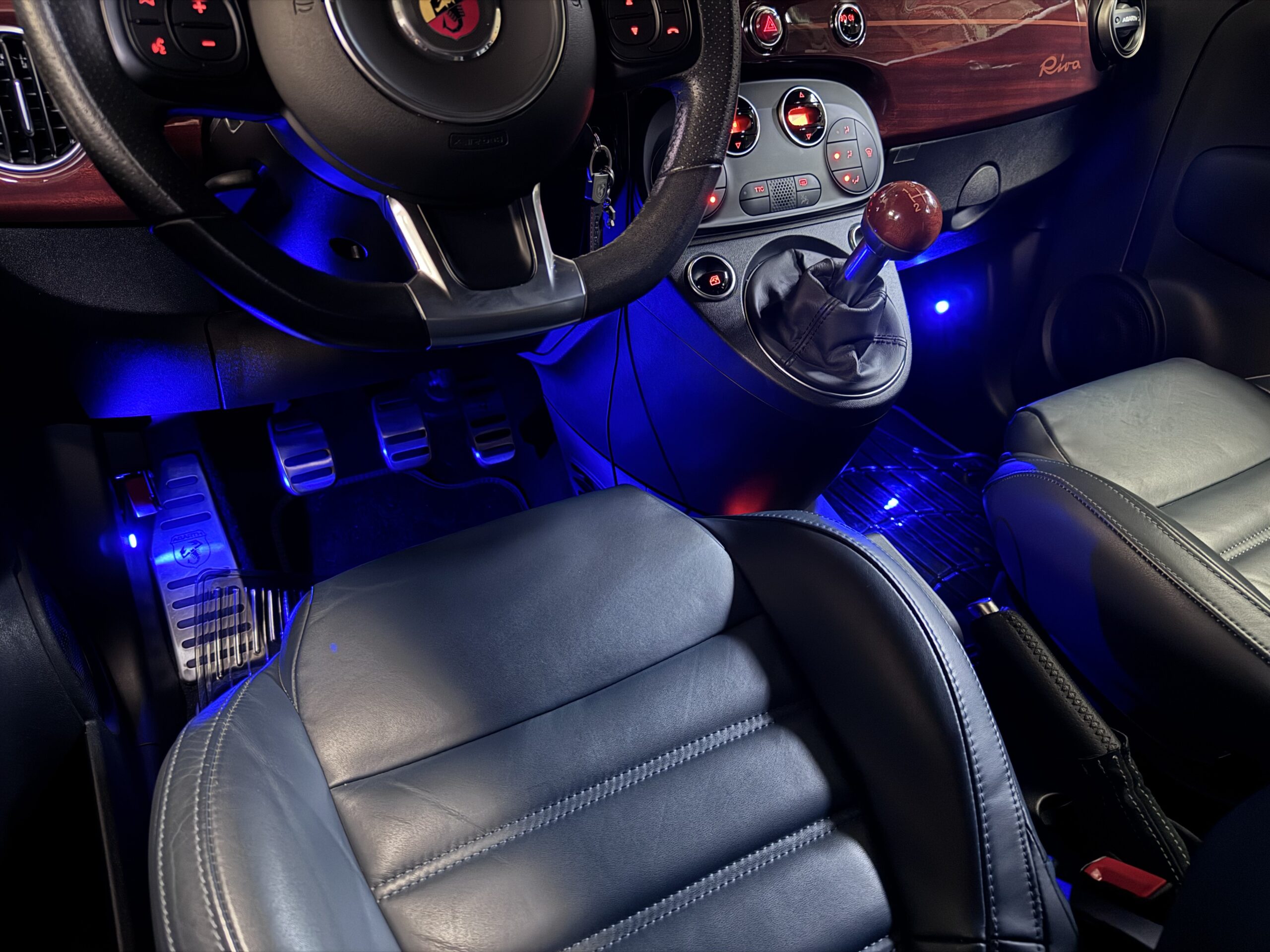 ABARTH 695リヴァーレ LEDアクセサリー取付け