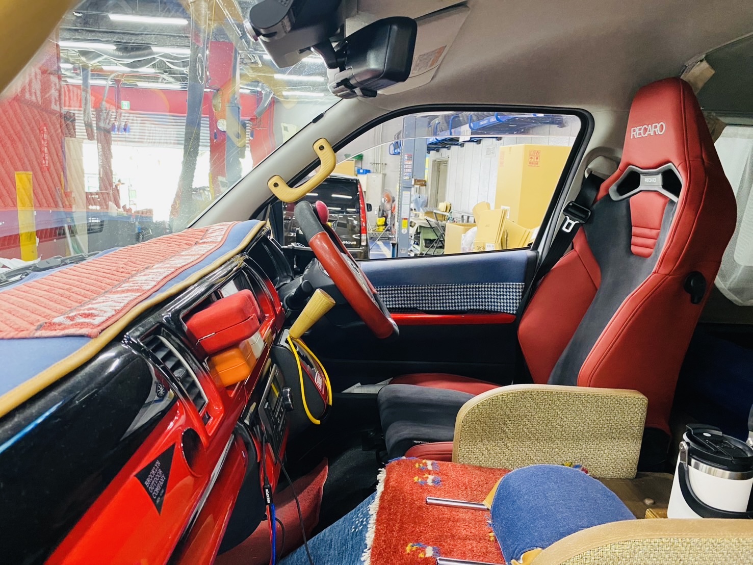 200系ハイエースにRECARO取り付け