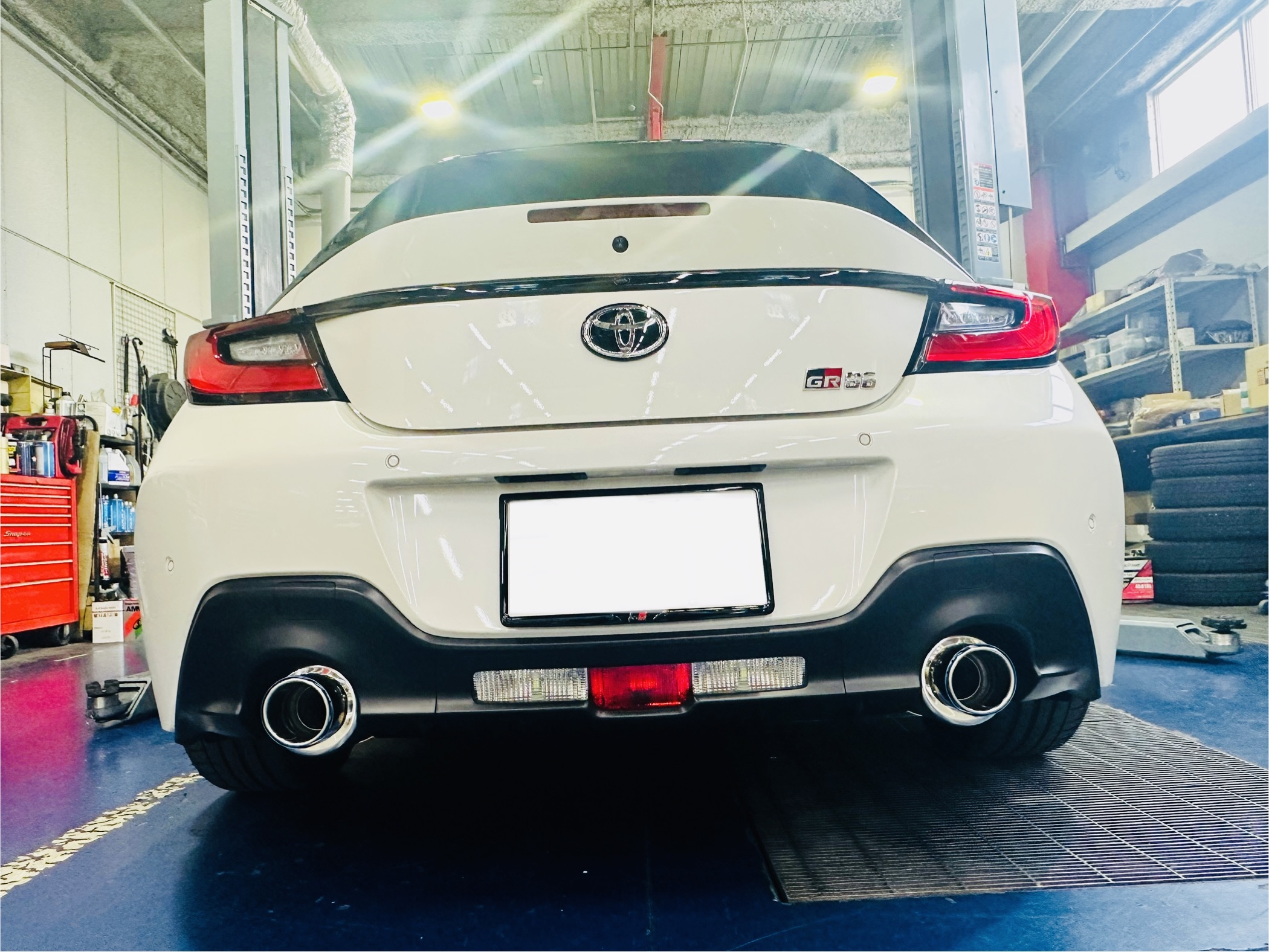 GR86にマフラー取り付け