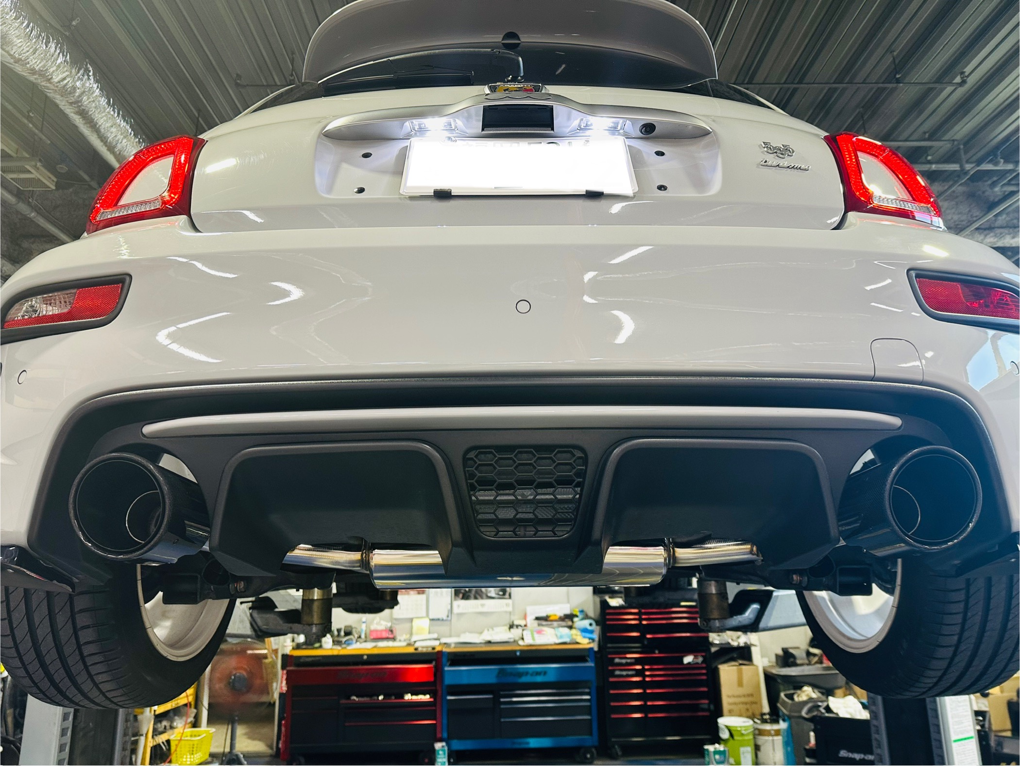 アバルト595にマフラー取り付け