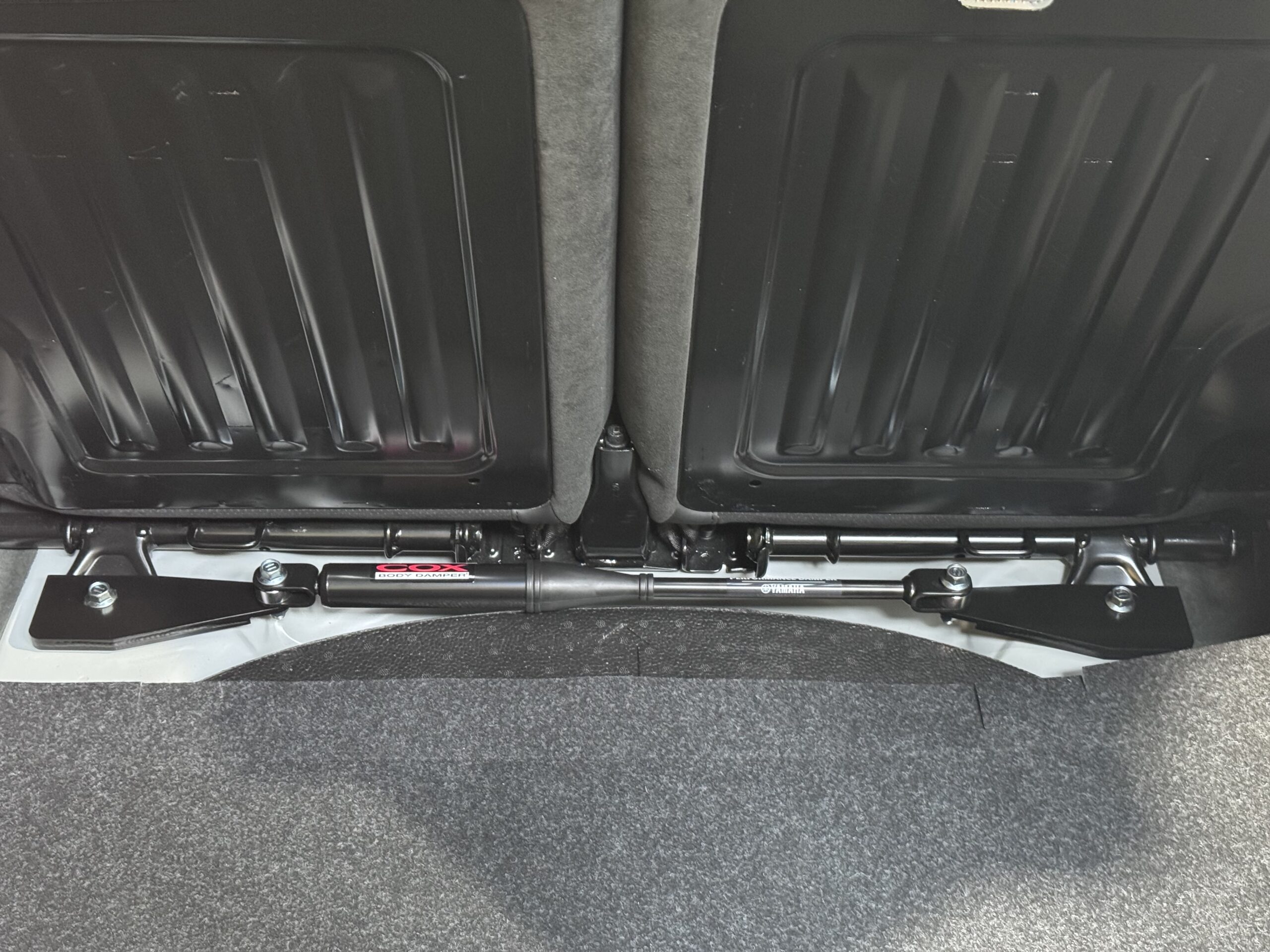 ABARTH595にラヴォーノCOXボディダンパー&ストラットブレースSET取付け