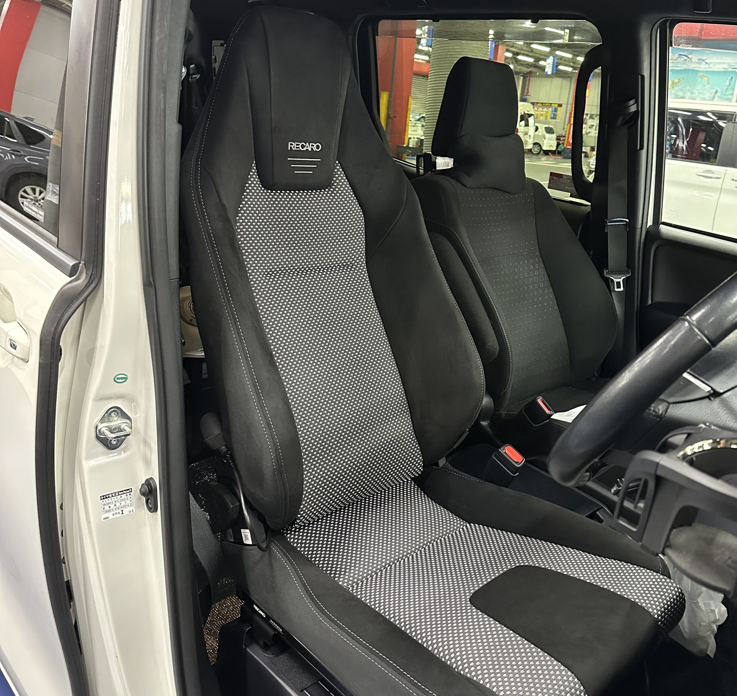 80ノアにRECARO取り付け