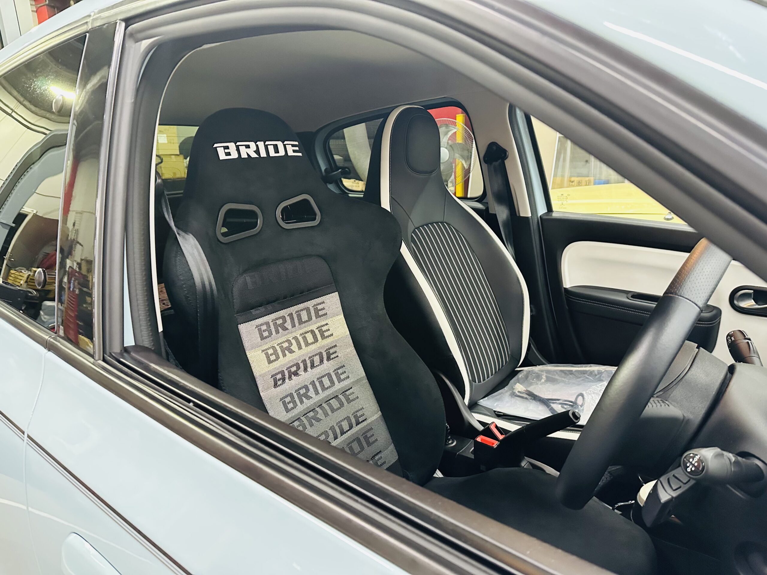 ルノートゥインゴにbride取り付け