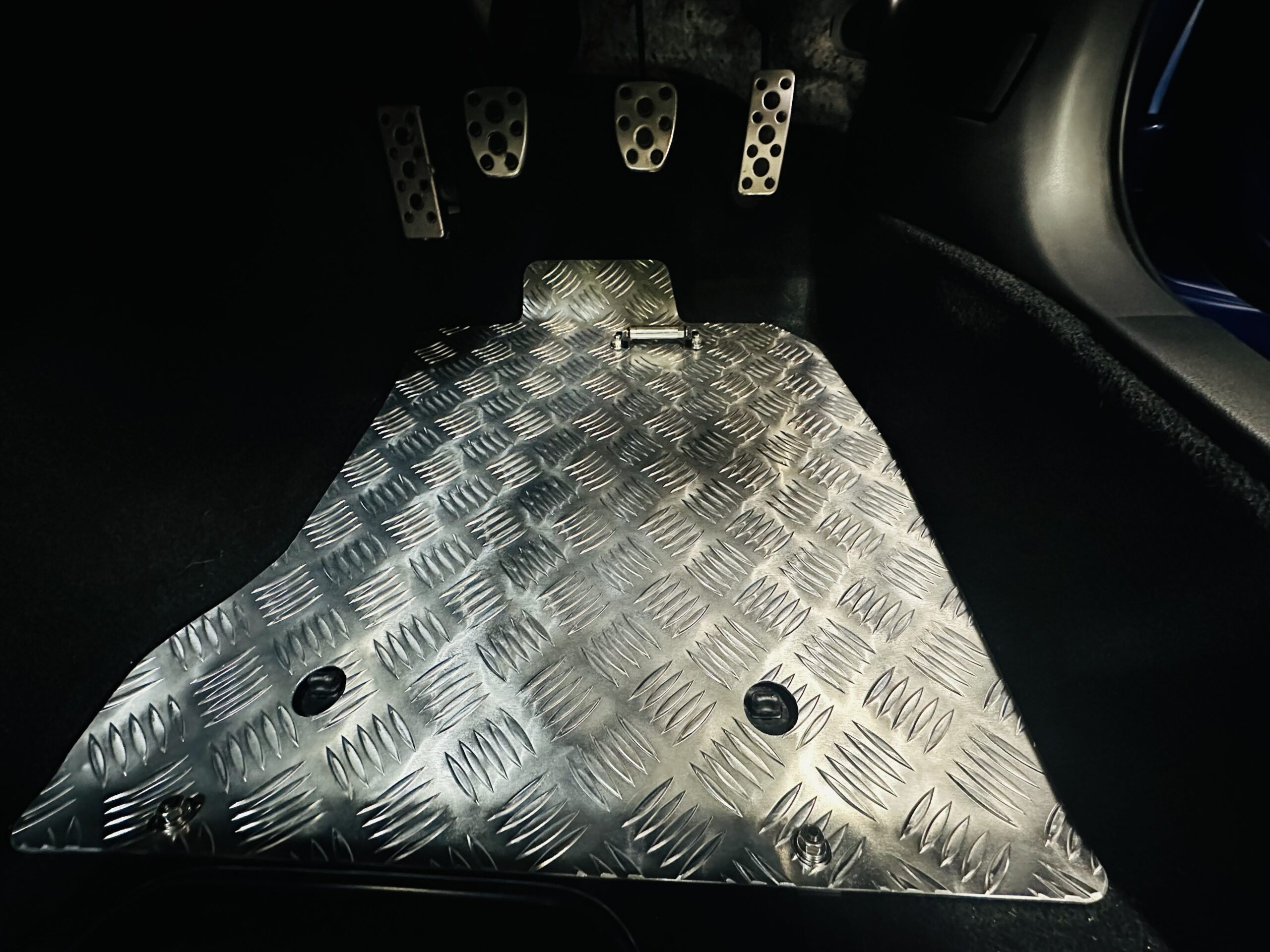 BRZにREALのフロアーパネルを取り付け