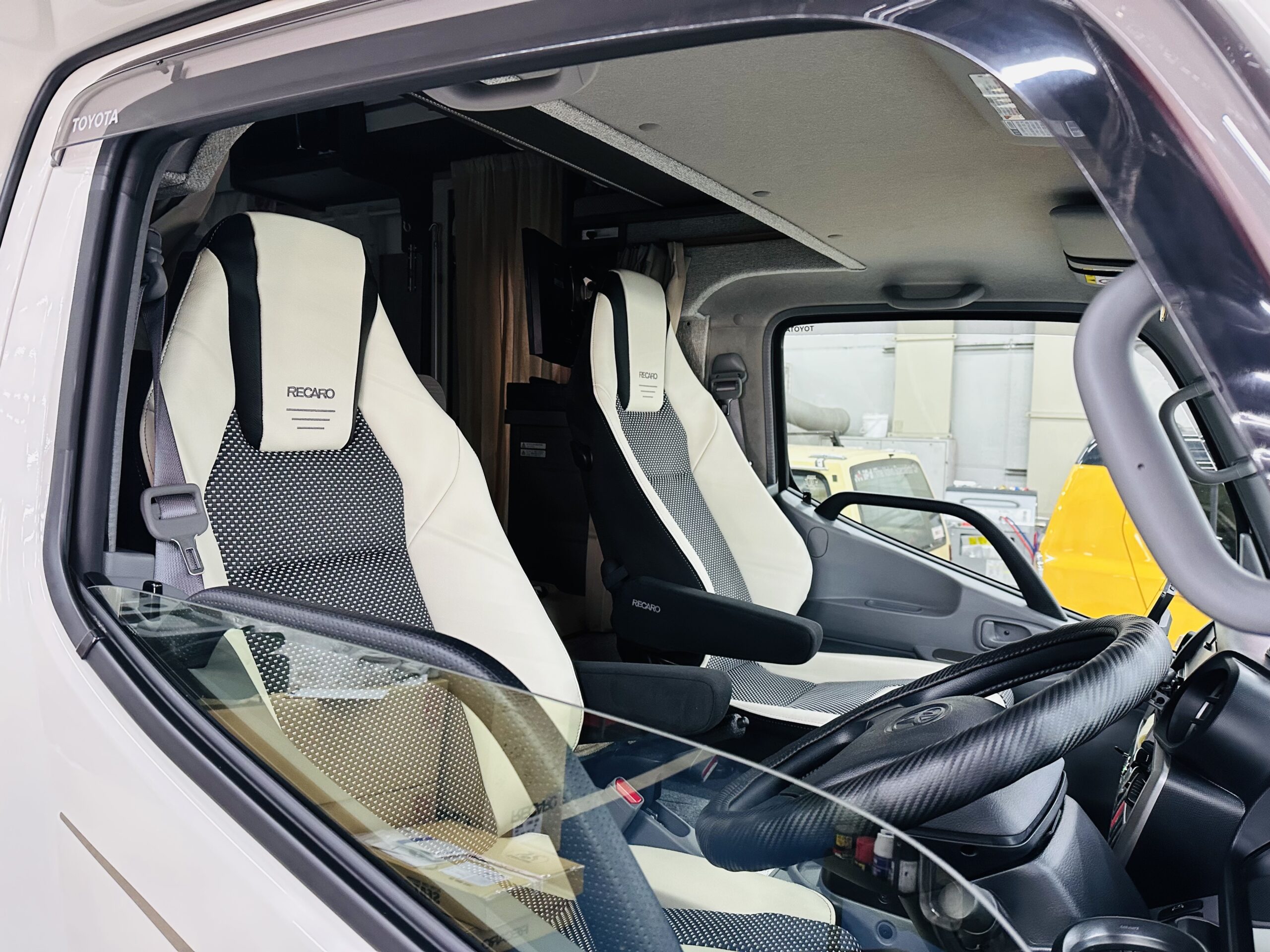 カムロードにRECARO取り付け