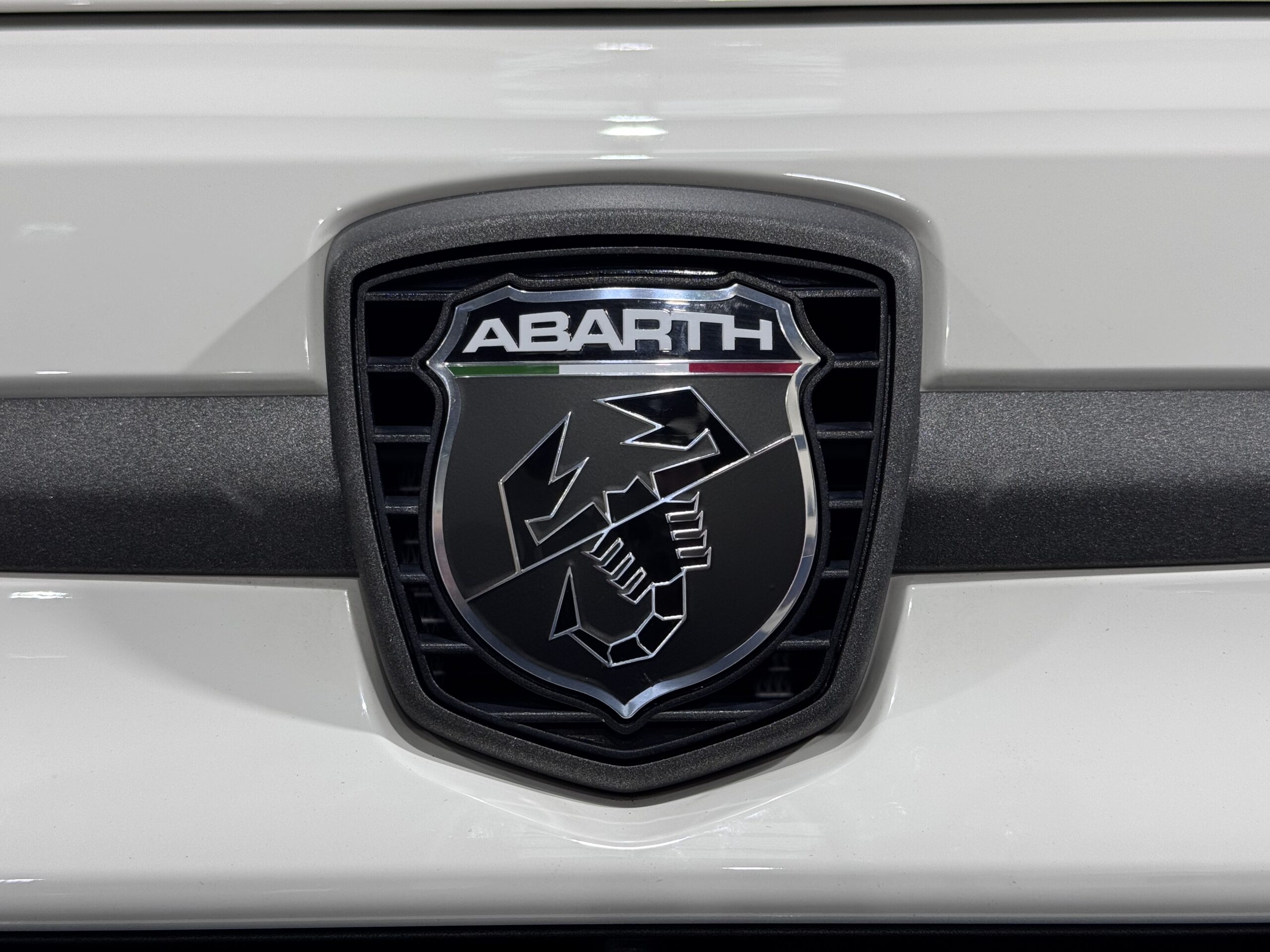 ABARTH F595C ラヴォーノエンブレムステッカー貼り付け | A PIT AUTOBACS