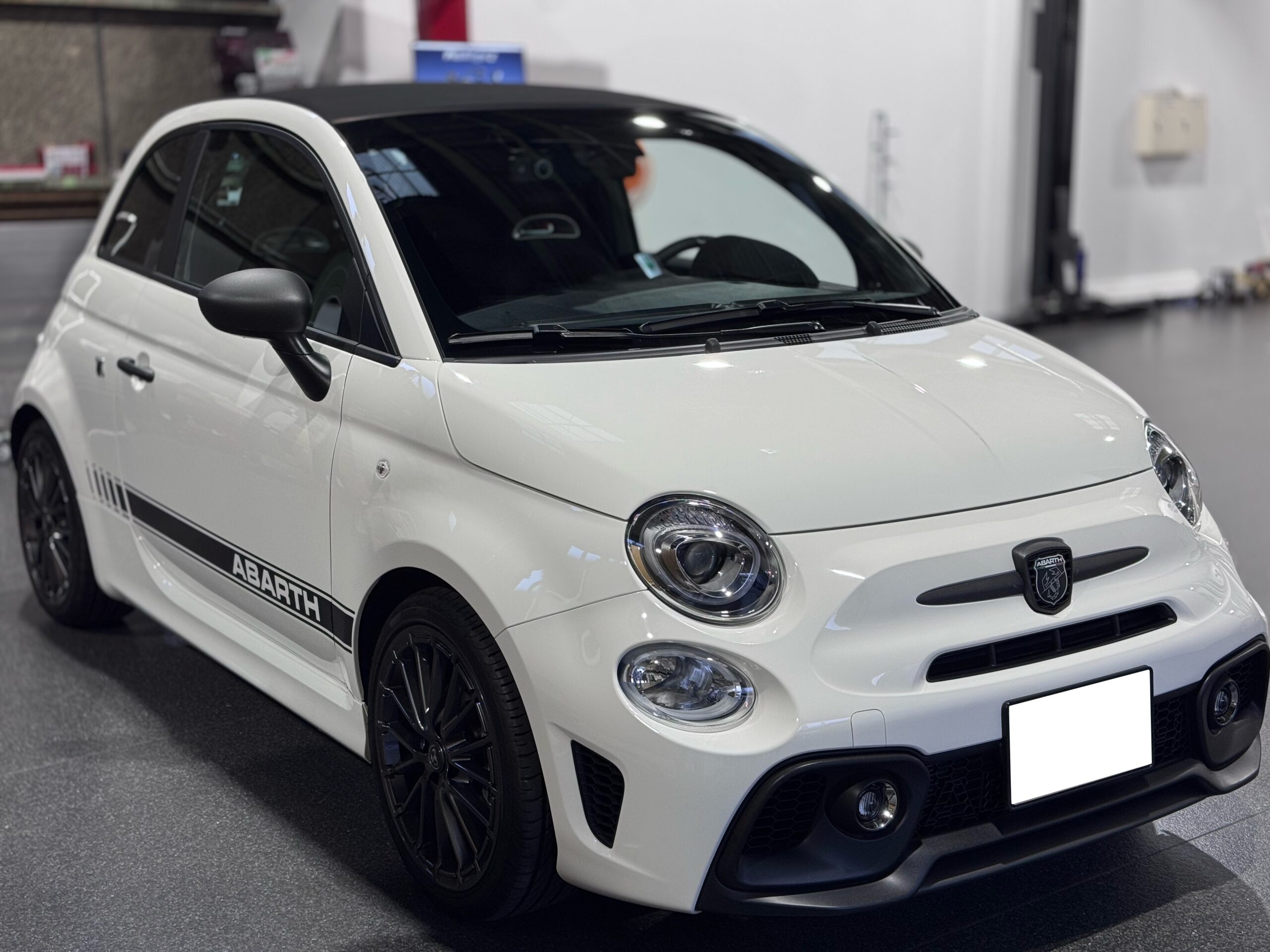 ABARTH F595C ラヴォーノエンブレムステッカー貼り付け