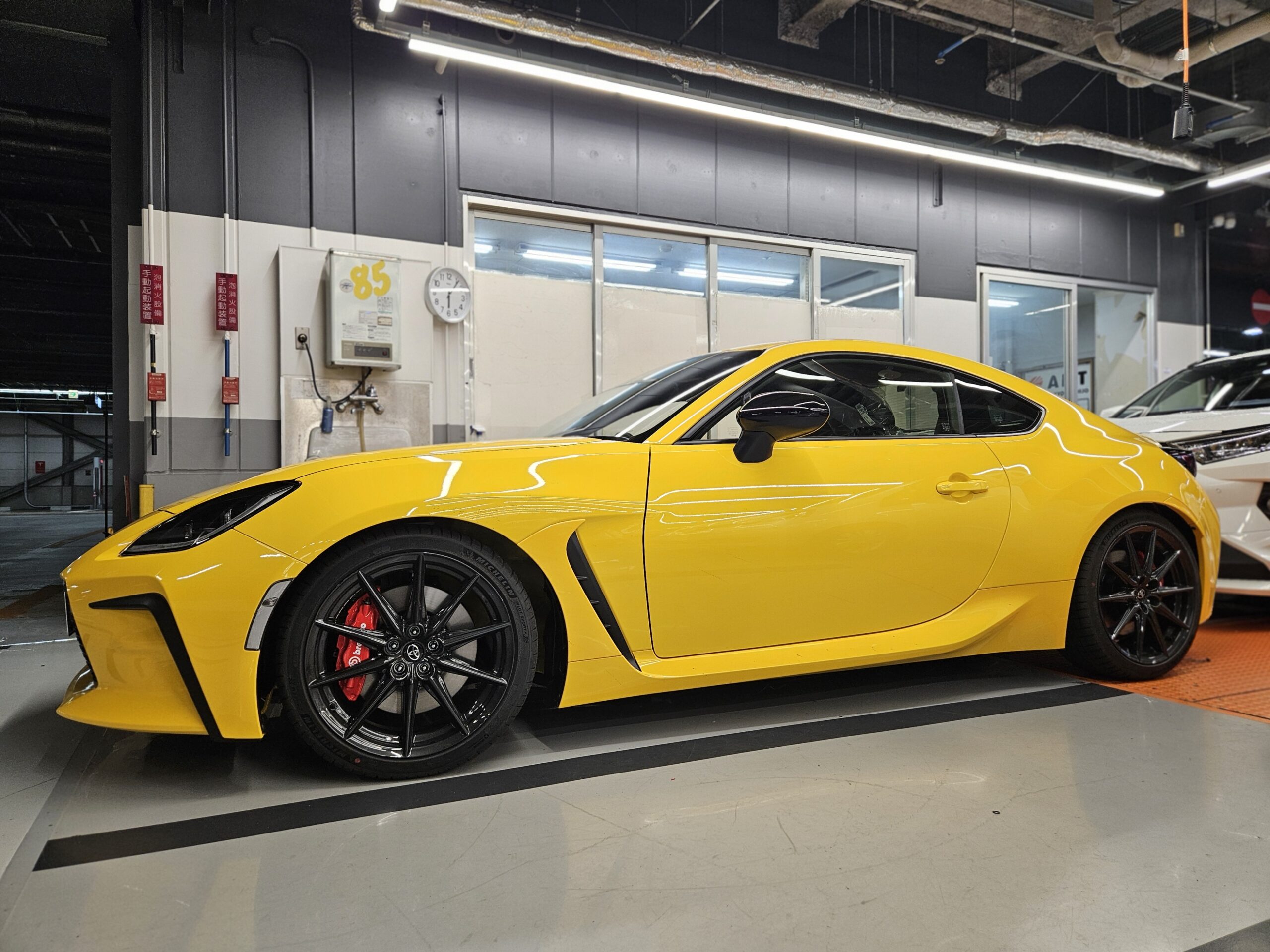 GR86 YELLOW LIMITED × HKS HIPER MAX R