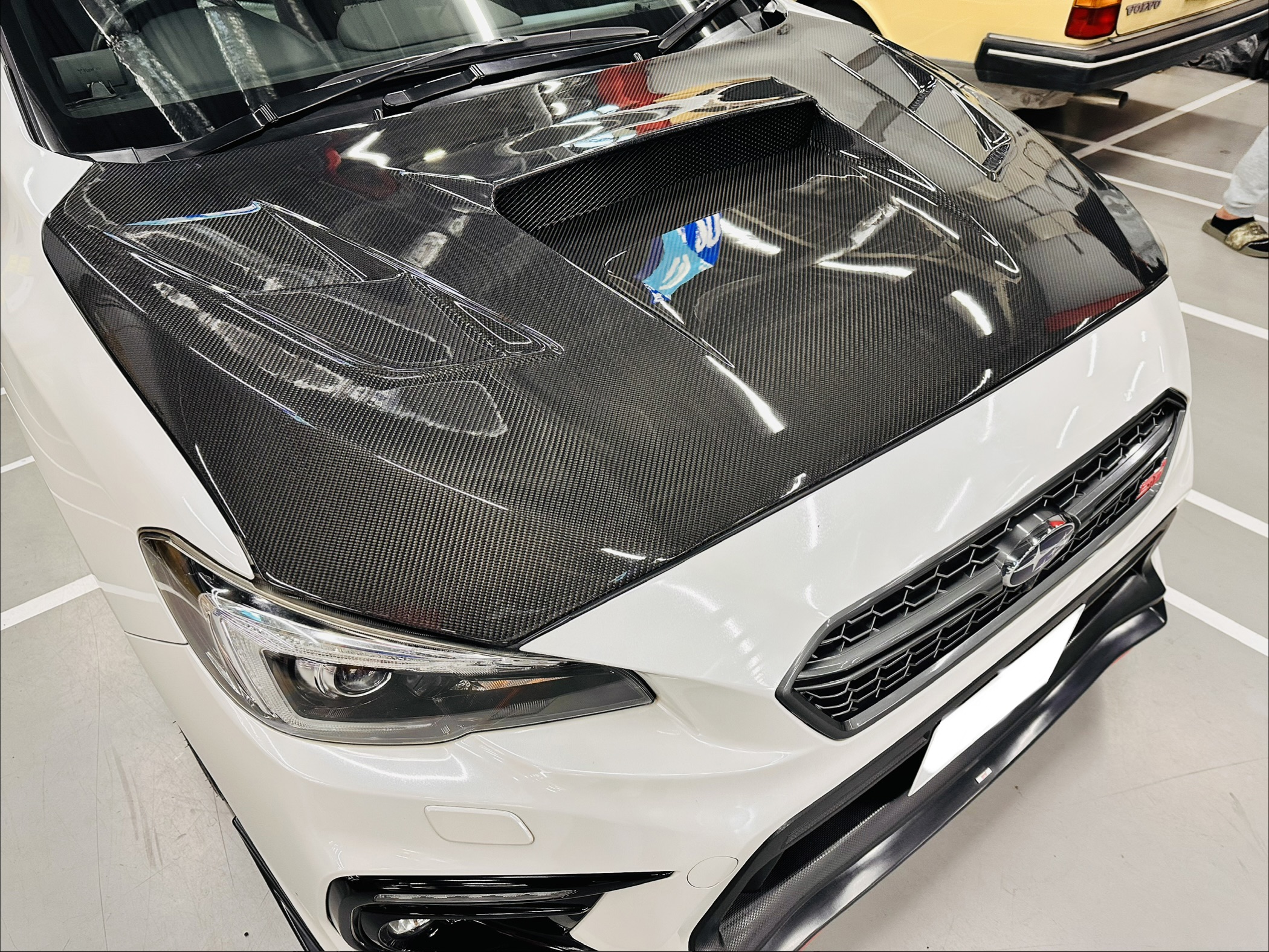 WRX S4にエアロボンネット取り付け
