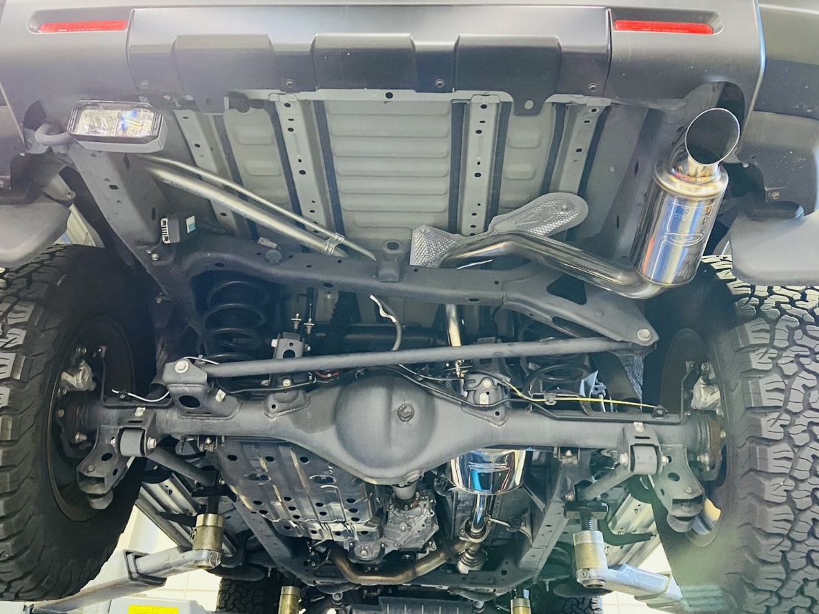 FJクルーザーにマフラー取り付け