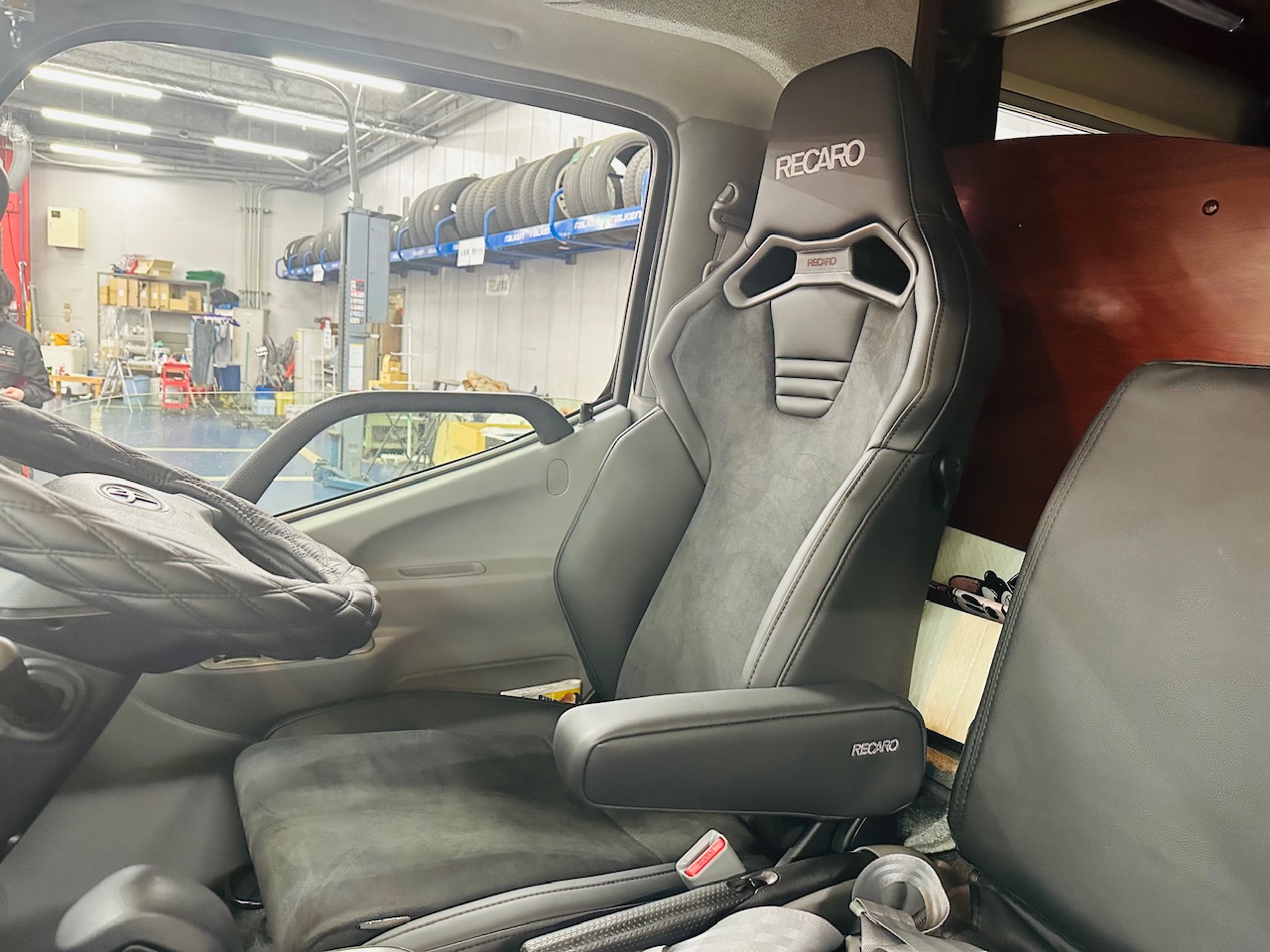 カムロードにRECARO取り付け