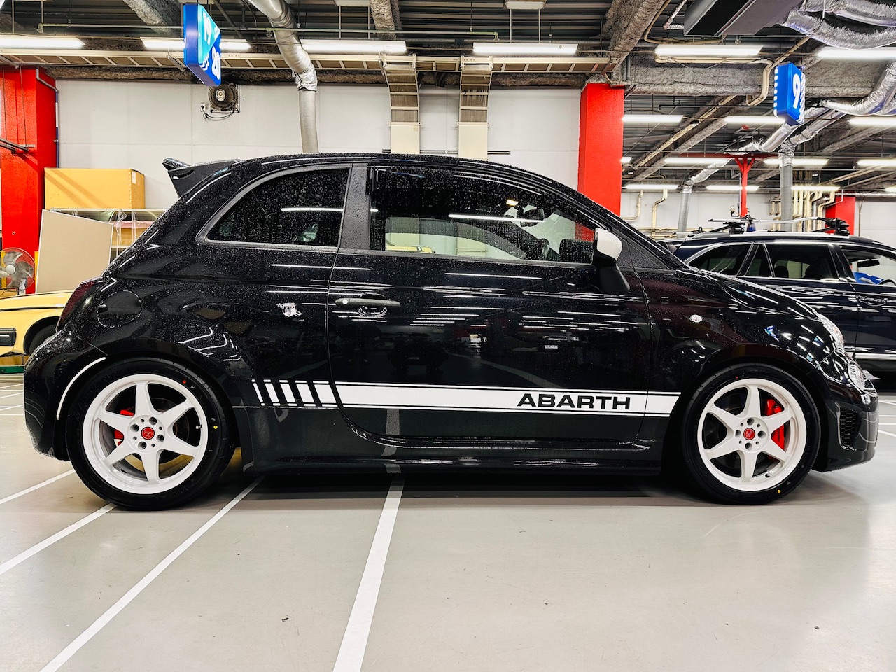 アバルト695にタイヤホイール取り付け