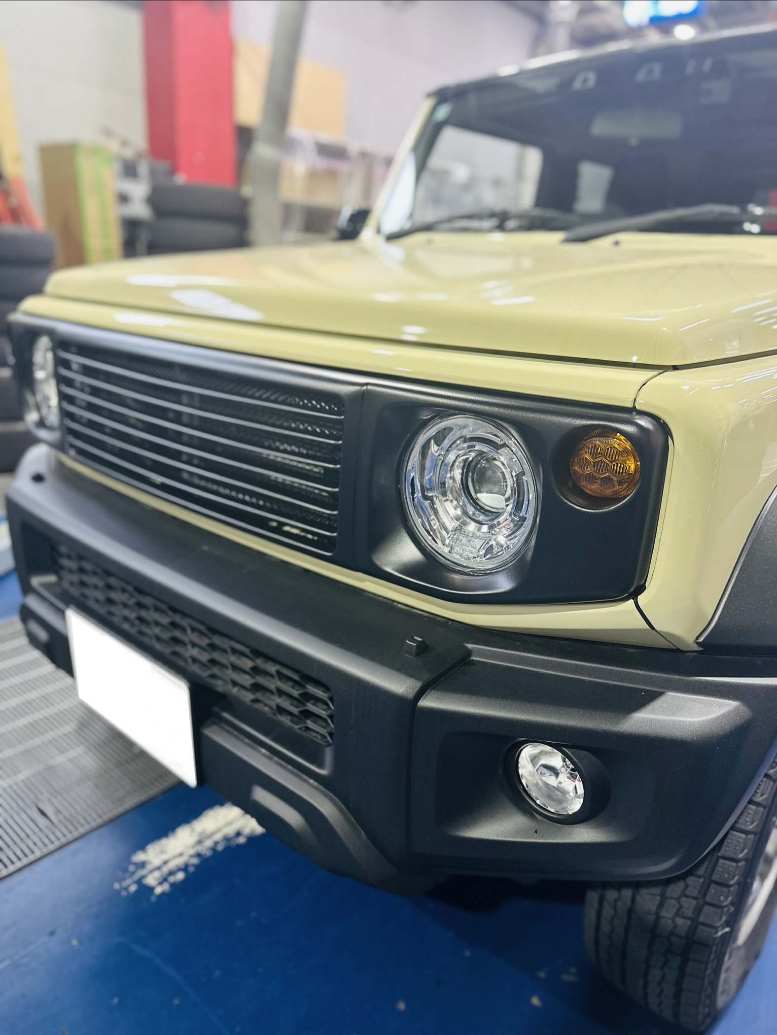 ジムニーノマドにグリル取り付け