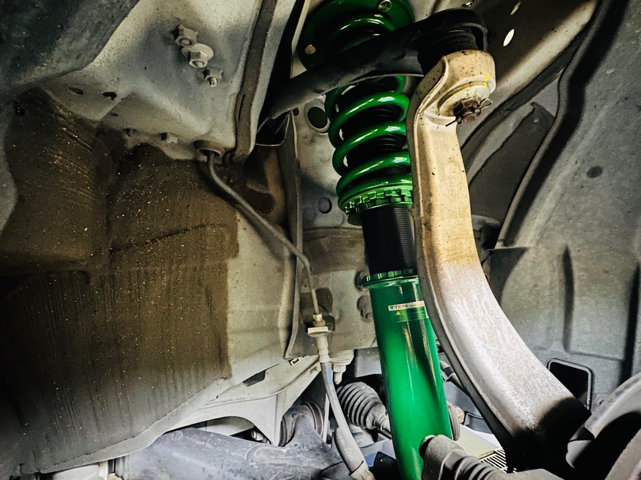 LEXUS IS300hに車高調取り付け