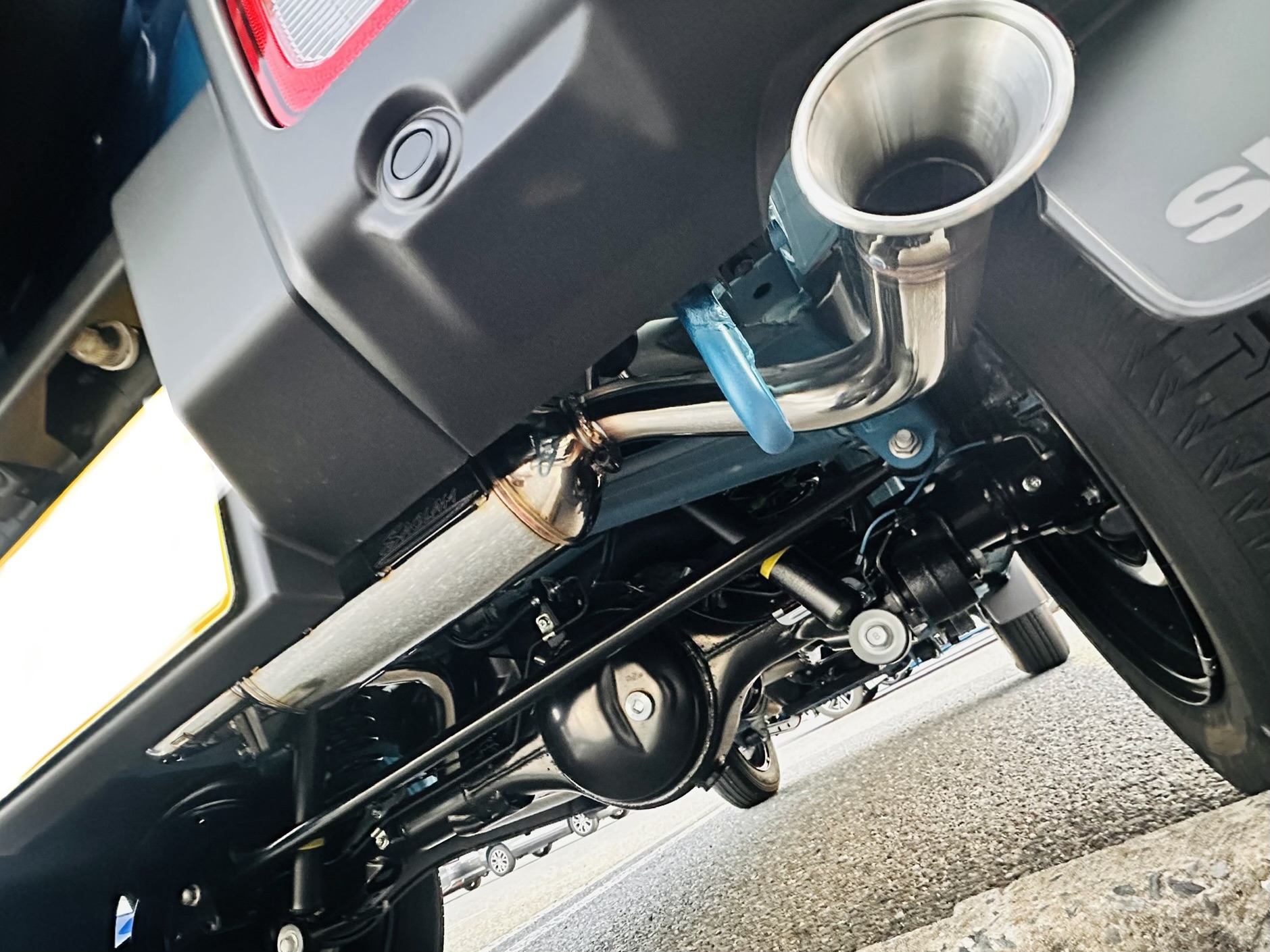 JB64ジムニーにマフラー取り付け