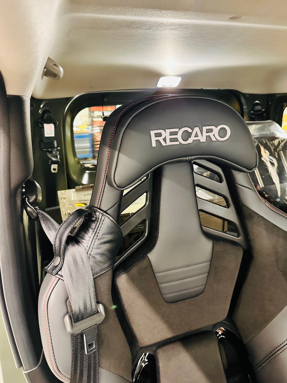 JB74シエラにRECARO取り付け
