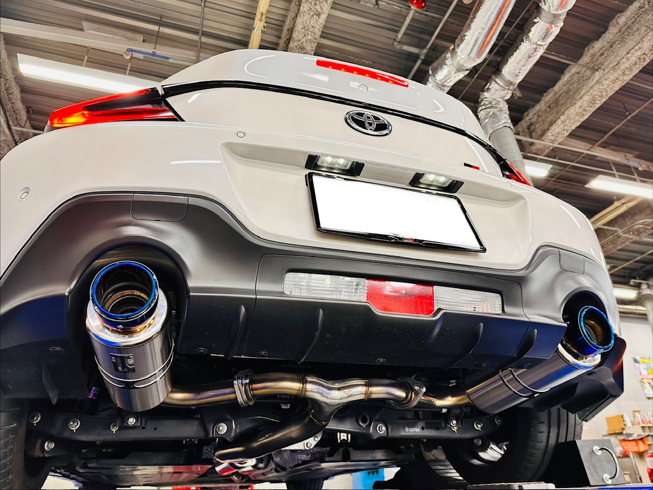 GR86にマフラー取り付け