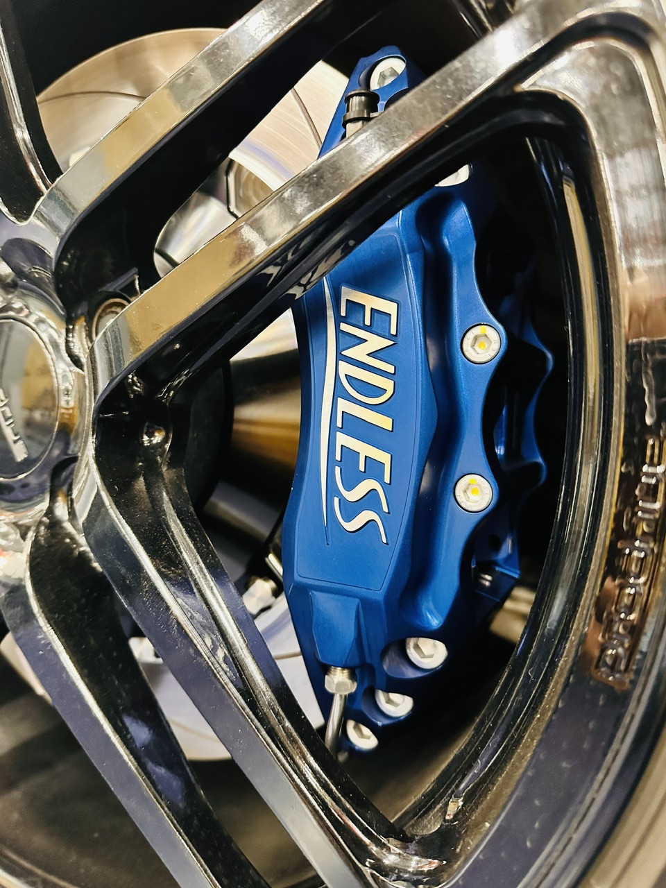 レジェンドにキャリパーキット取り付け