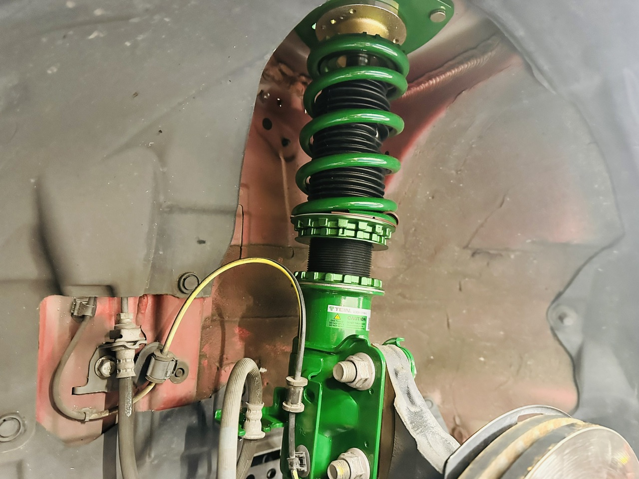 GR86にTEINの車高調取り付け