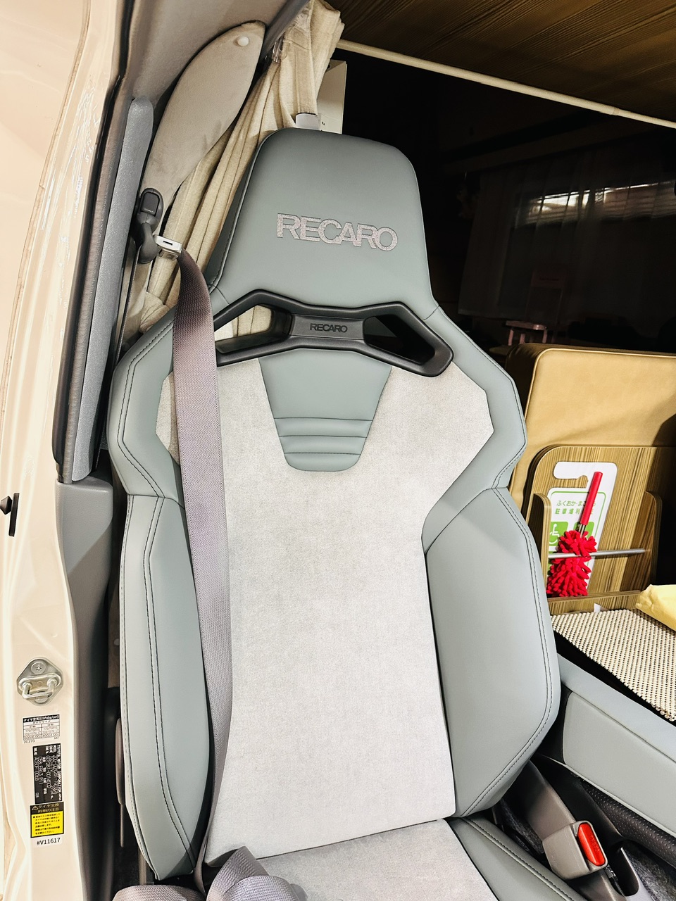 カムロードにRECARO取り付け
