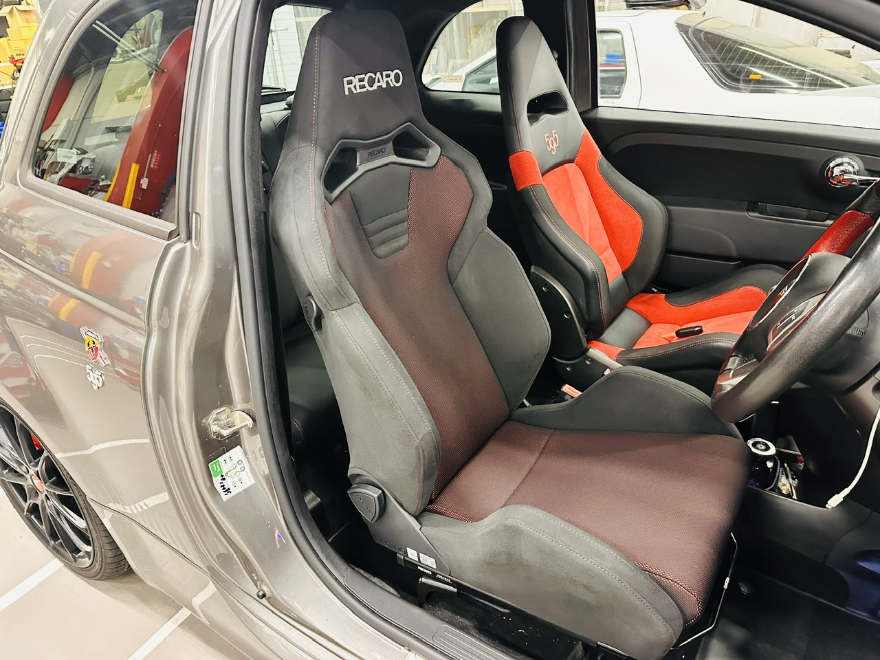 アバルト595にRECARO取り付け
