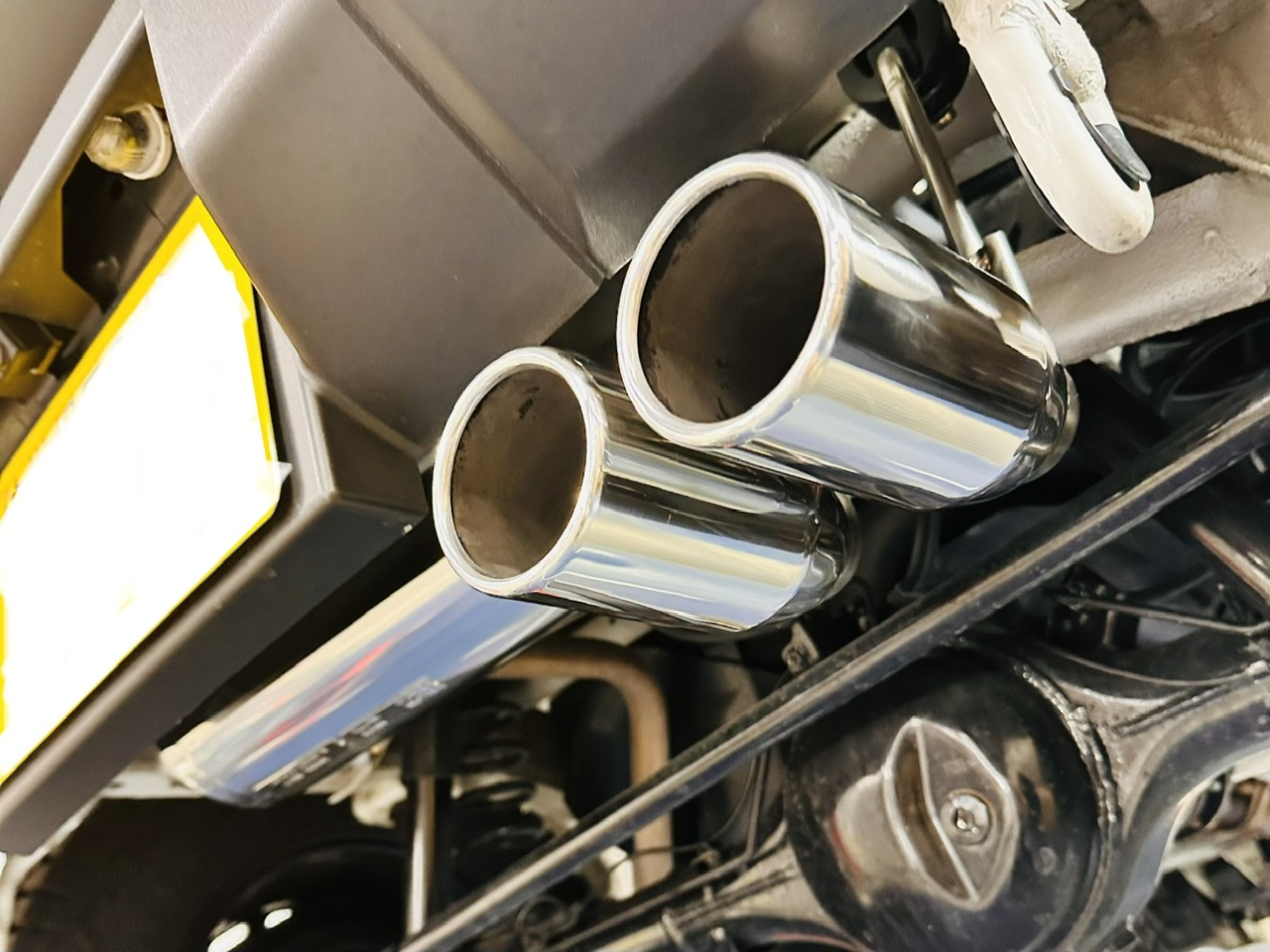 JB64ジムニーにマフラー取り付け