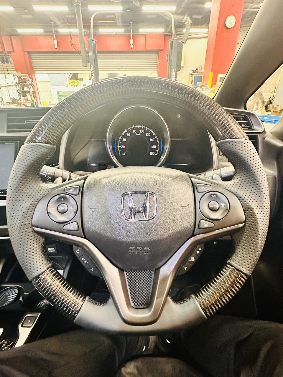 フィットにステアリング取り付け