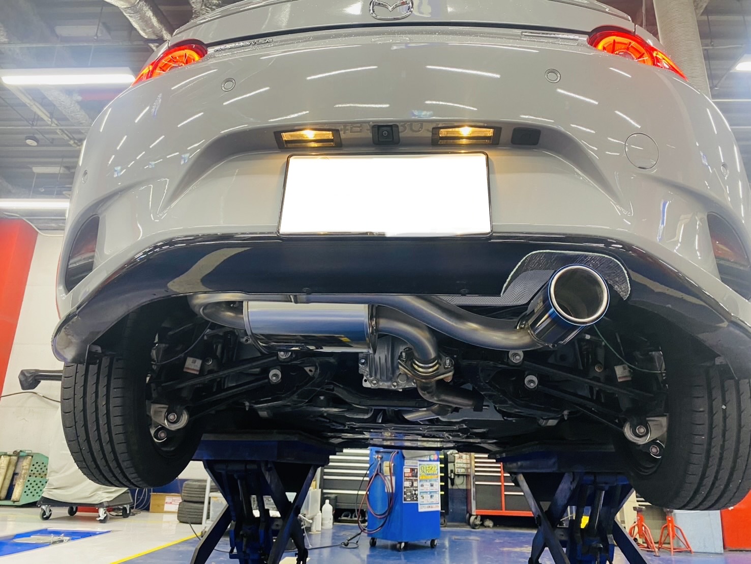 NDロードスターにマフラー取り付け