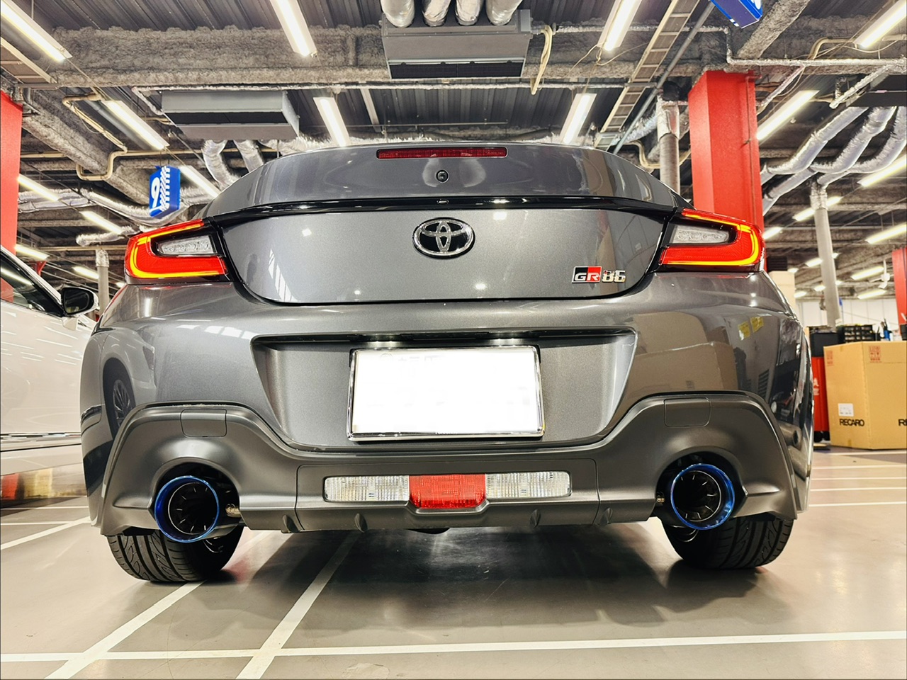 GR86にマフラー取り付け