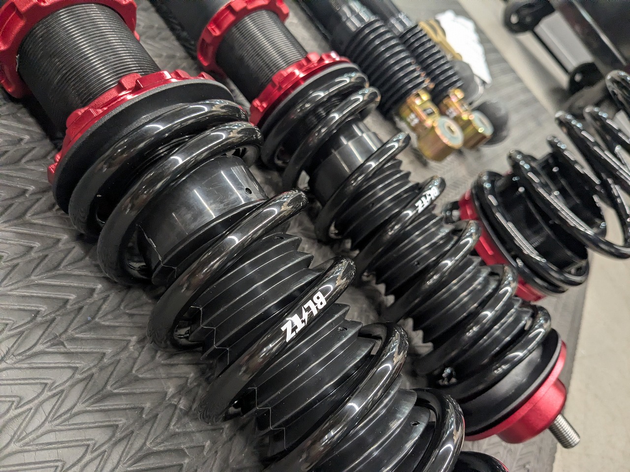 アバルト595×BLITZ DAMPER ZZR